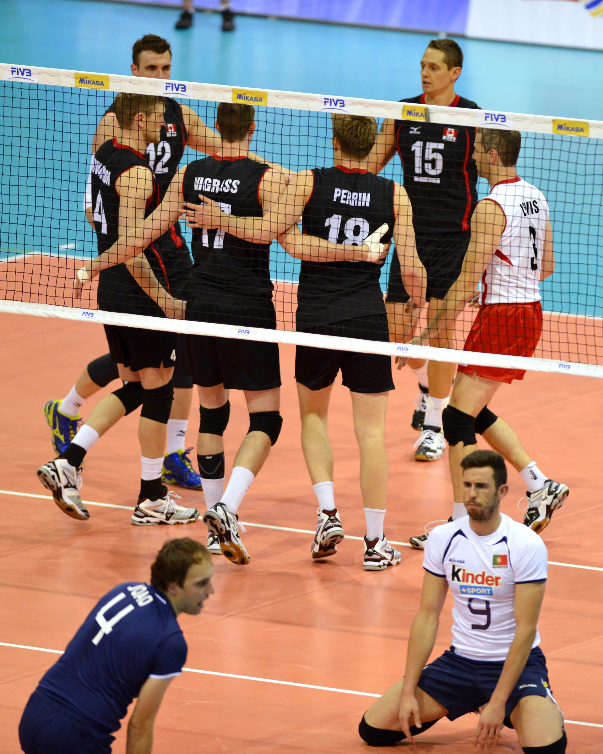 Canada gets together during their win against Portugal Photo: Phil McCallum, Volleyball Canada, FIVB