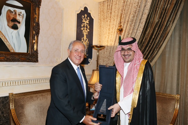 FIVB President Ary Graça (left) earlier this week in a meeting in Saudi Arabia. Photo: FIVB.
