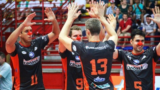 Players at the Canoas vs. Funvic match. Photo: World of Volley