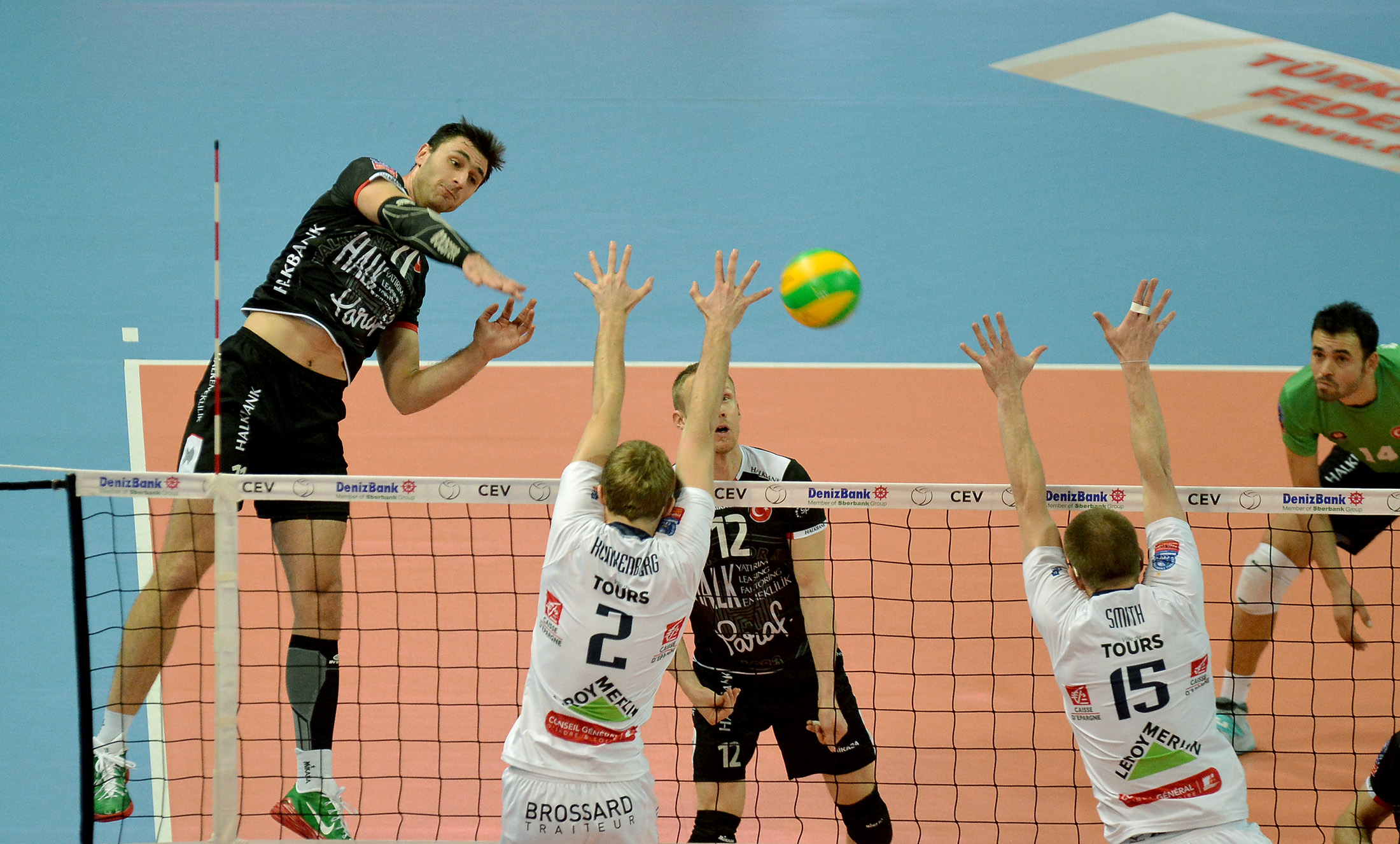 Bulgarian Tsvetan Sokolov led the match with 15 kills, two aces and a block for Halkbank Ankara