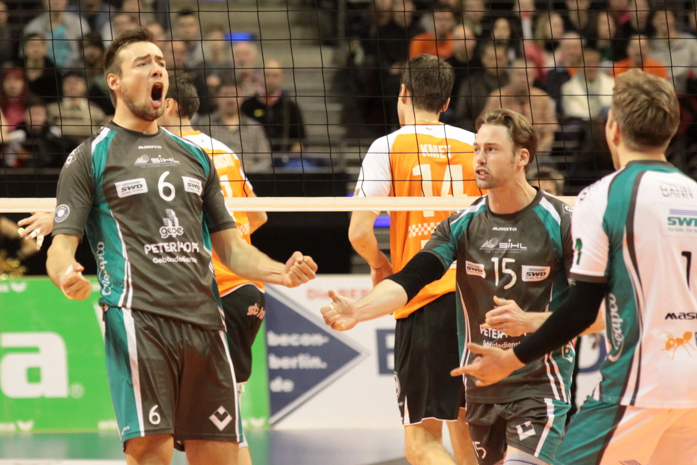 Bundesliga: Canadians Fighting in Semis 