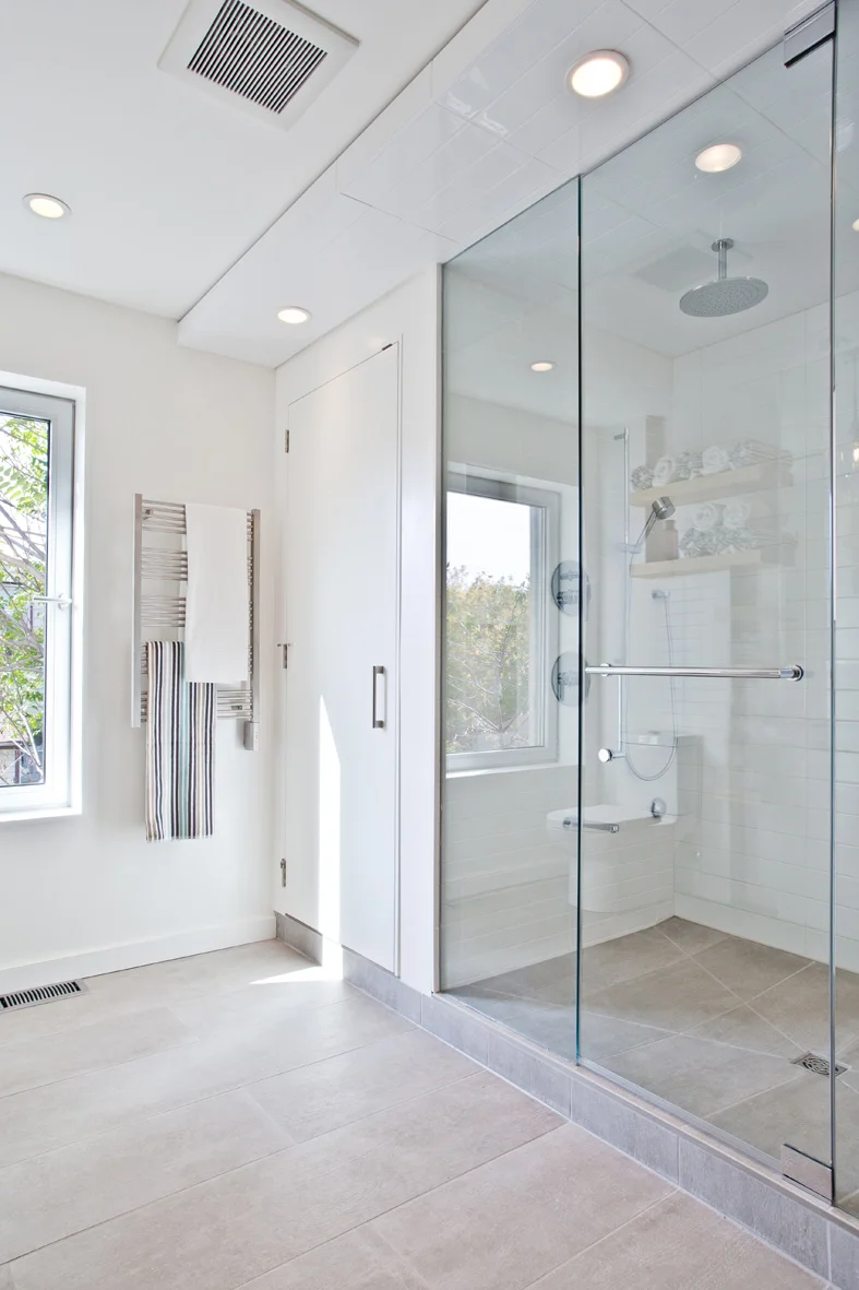 Oversized porcelain floor tiles with board-pressed concrete texture was chosen to compliment the industrial material palette, while maintaining a spa-like sophistication 