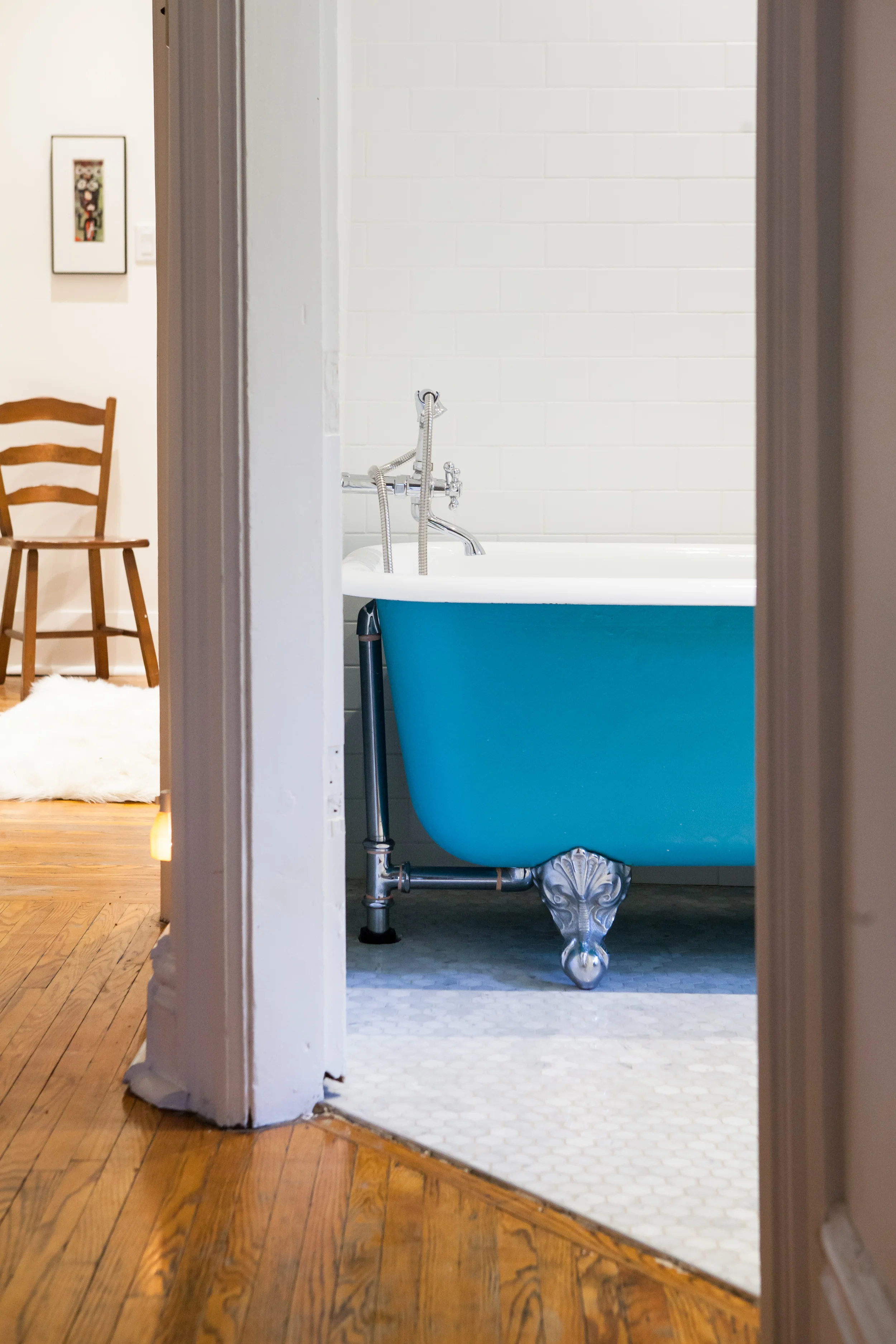A bold splash of colour on the original clawfoot tub, and small marble hex tiles instantly update the kids bathroom.