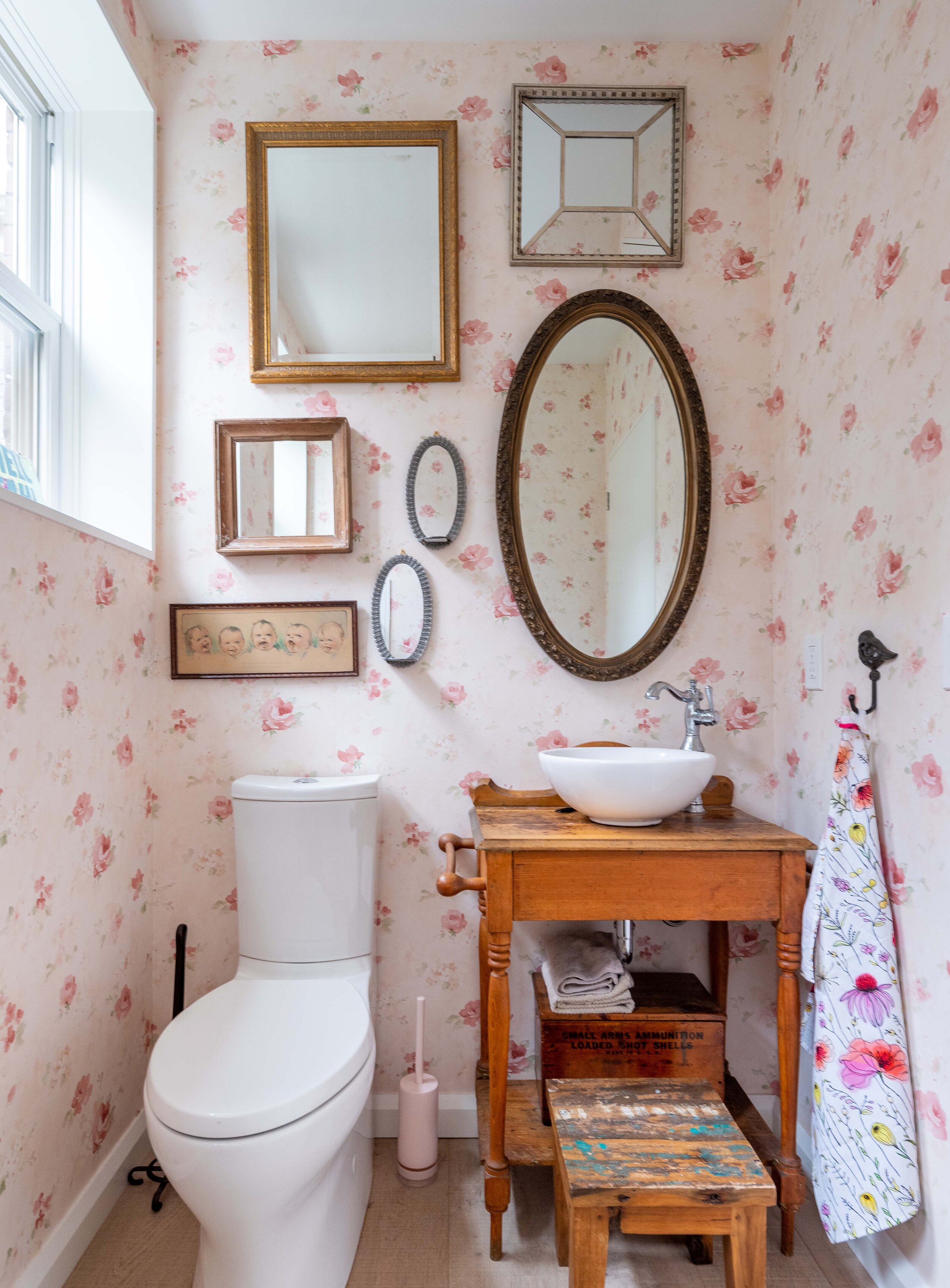 The powder room also mixes old and new, with an emphasis on fun and quirky juxtapositions of materials and colours.