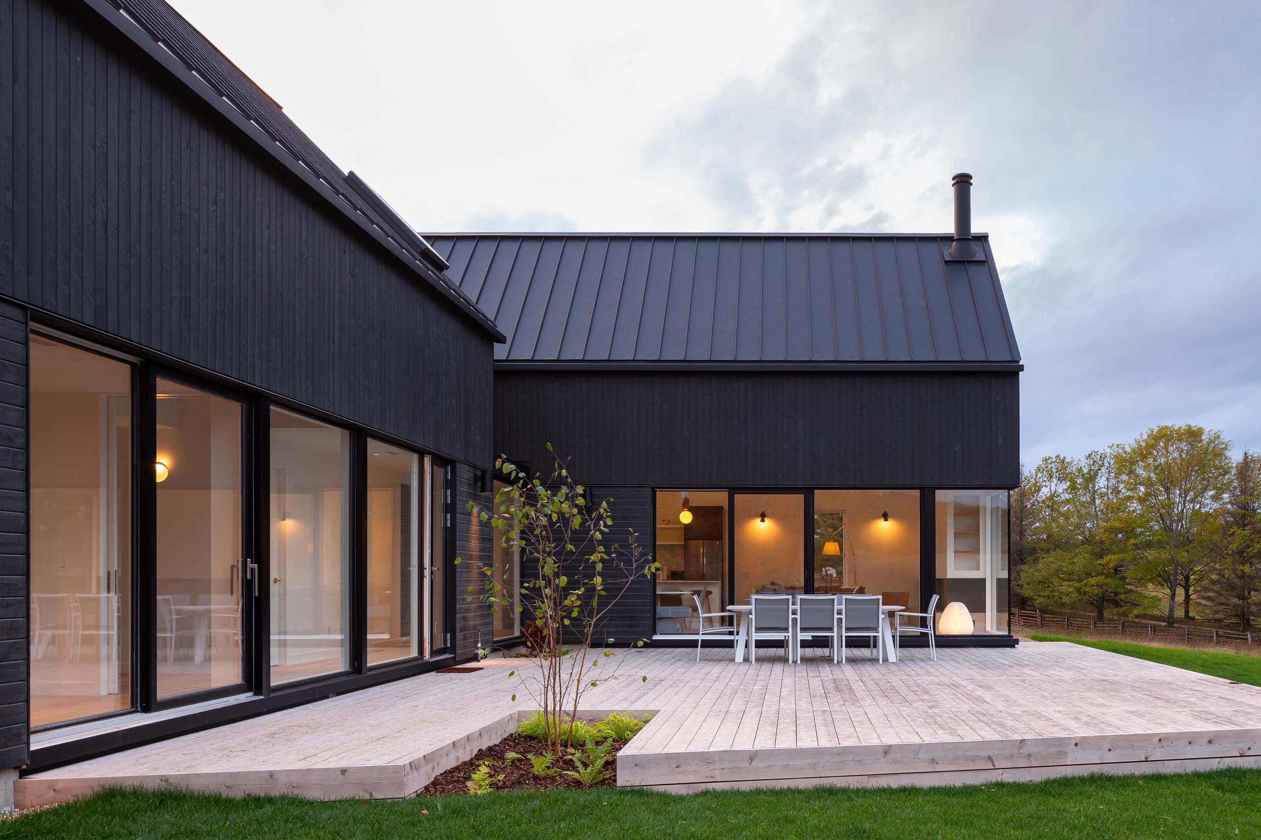 An extremely generous deck links both volumes and acts as an outdoor room. It is an entertaining space large enough for the entire extended clan to gather together, and large enough for multiple dining and seating areas. Planting is thoughtfully in