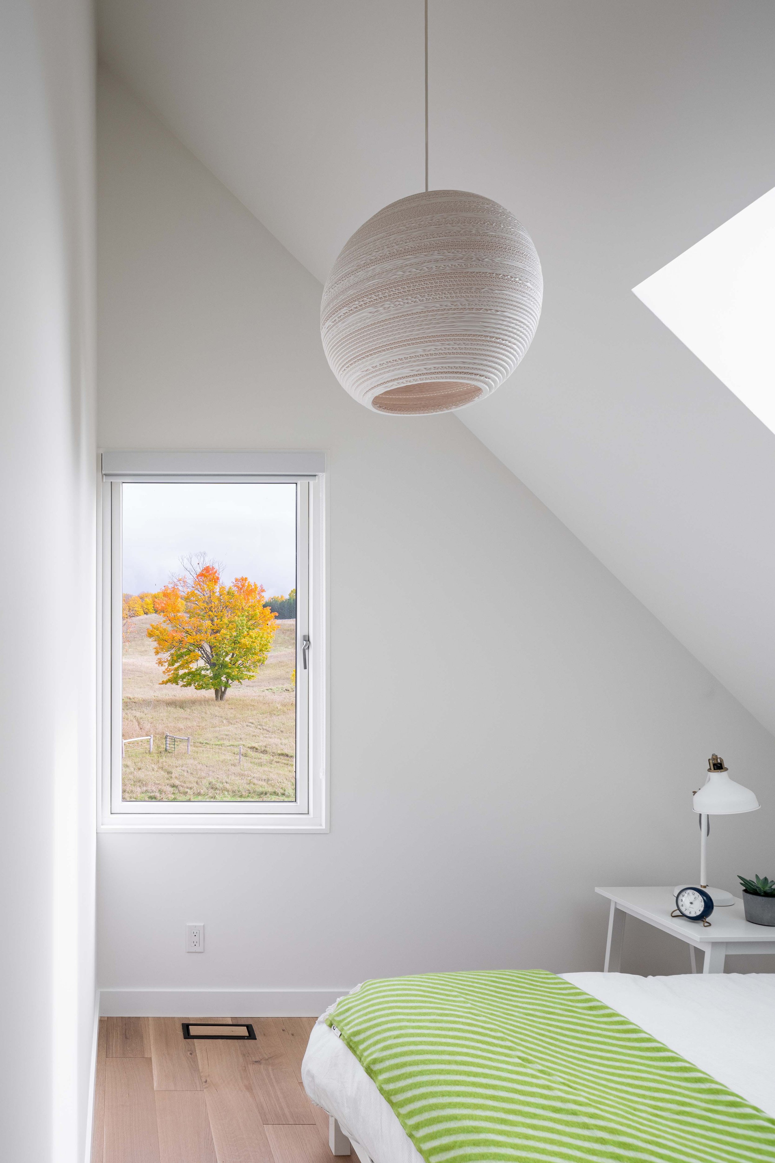 The kids’ bedrooms also feature framed views of the landscape, and have skylights sliced into the ceiling to provide extra light.