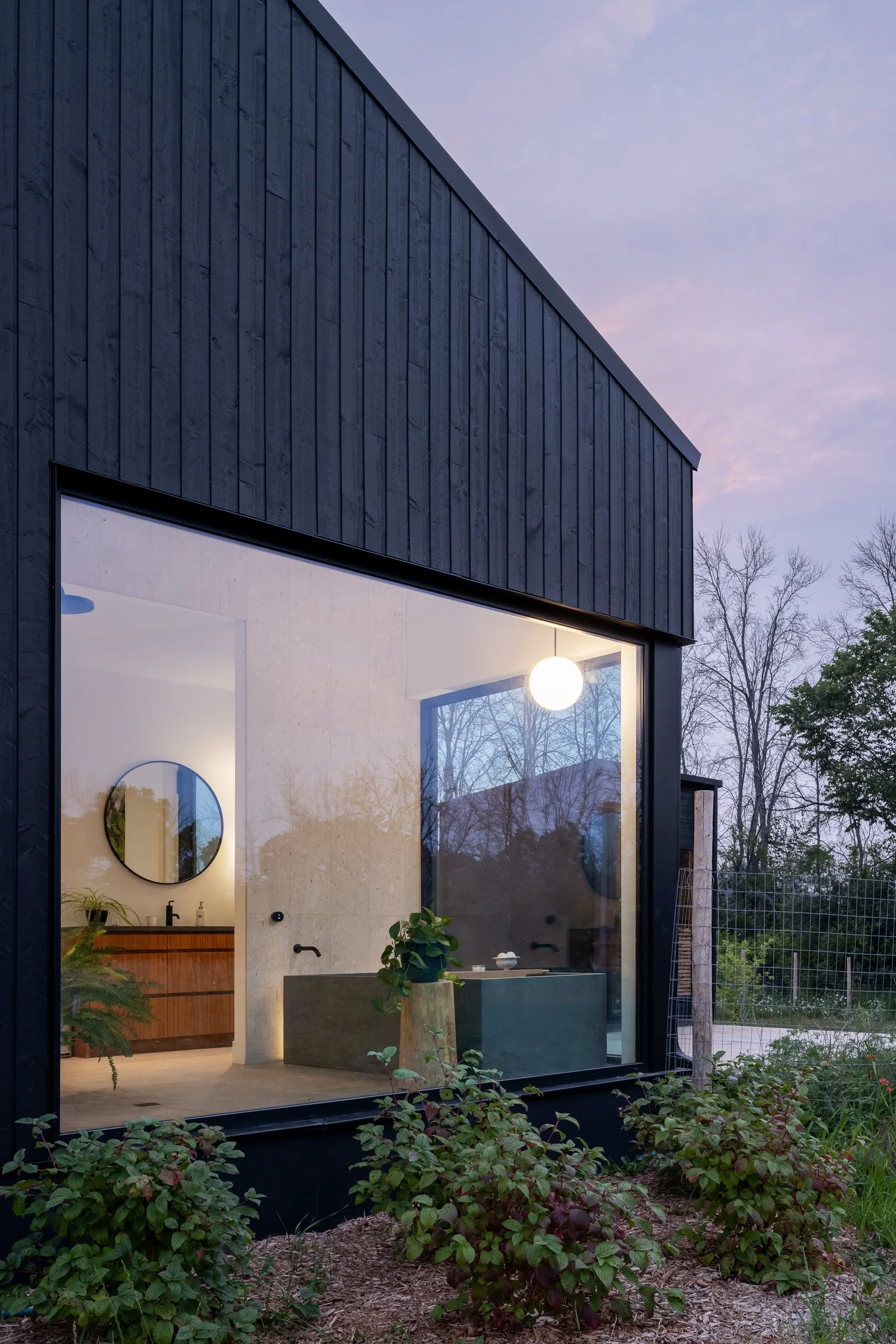  The sculptural tub looks out over the fields through enormous windows that provide the feeling of being outdoors. 