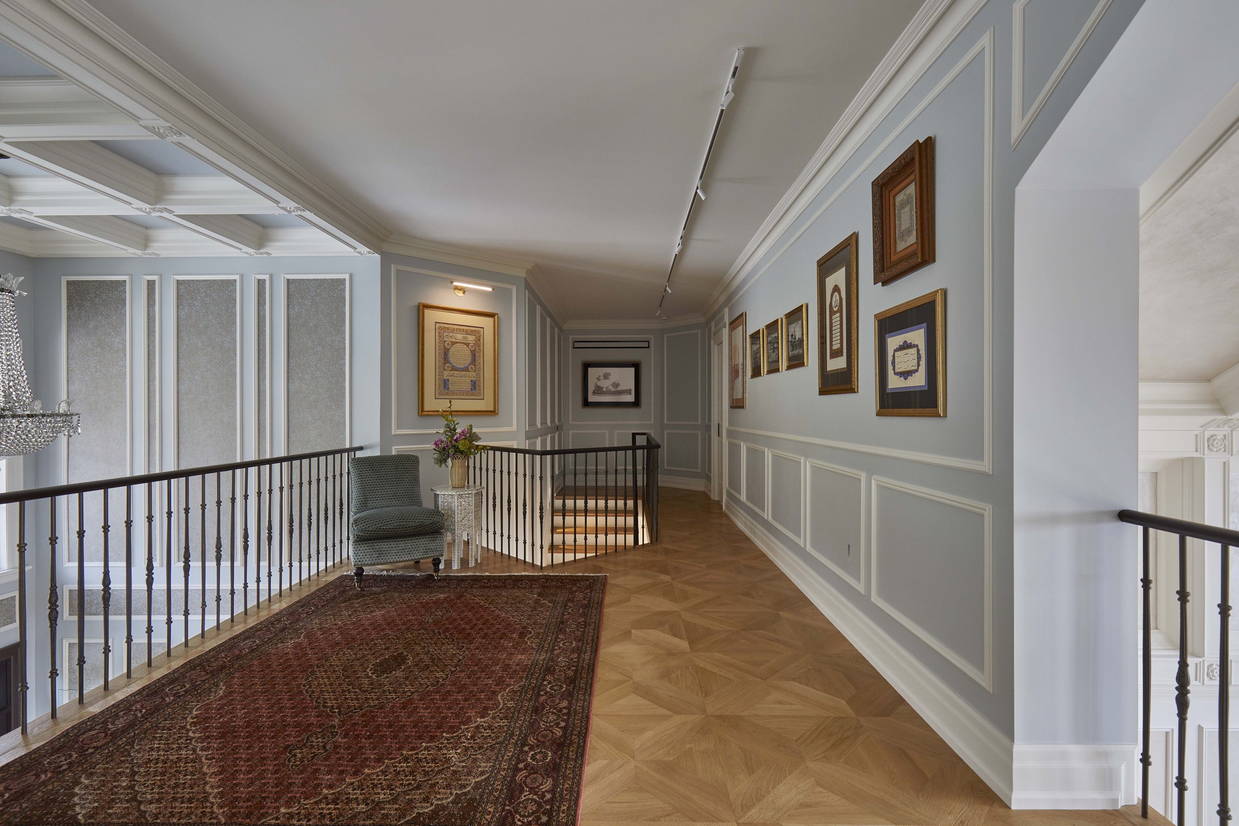  The clients have a large collection of art and the long second floor hallway was the perfect opportunity to display it. Overlooking both the living room and the foyer, the gallery floats above the ground floor and leads into the kids’ bedrooms, each