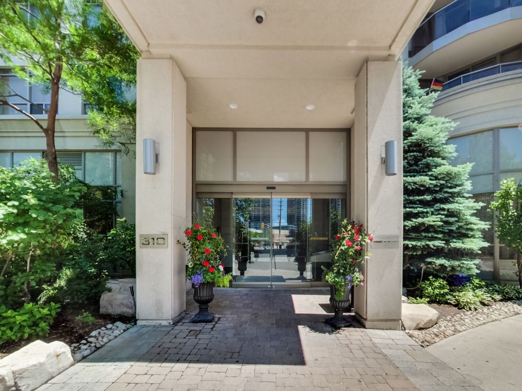 310-Burnhamthorpe-Rd-W-2506-Mississauga-Karly-Moore (3).jpg