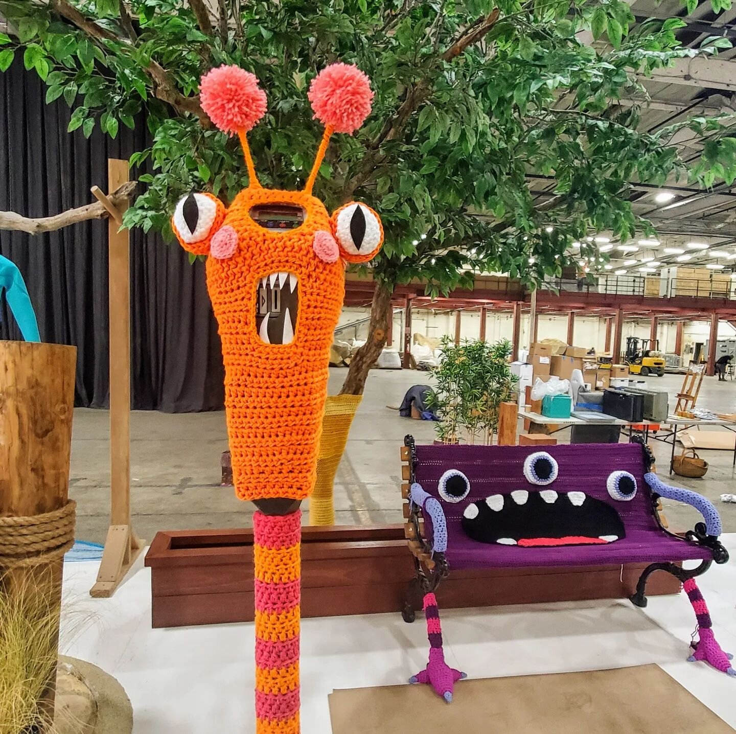 Late last year I was commissioned to make this Yarn Bomb scene for the 2021 Facebook Community Awards Summit. It was SO much fun and a dream come true to have the opportunity to do something like this!
 The Prop House literally delivered this bench, 