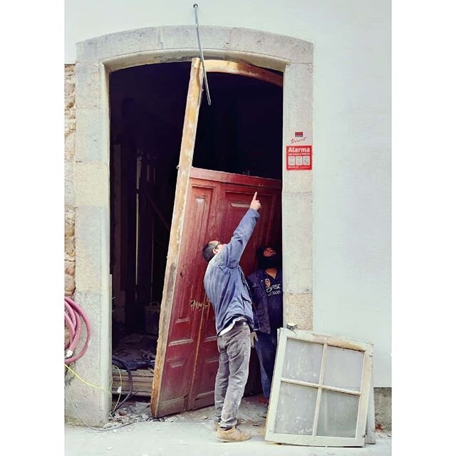 Instalaci&oacute;n de carpinter&iacute;as exteriores_ Rehabilitaci&oacute;n unifamiliar_ Carrer Joan Goula_ Sant Feliu de Gu&iacute;xols #costabrava #structural #refurbishment #stone #1873 #santfeliudeguixols #santfeliudegu&iacute;xols #replacement #