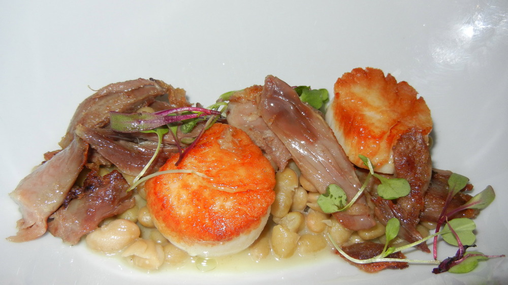 Lightly Seared Scallop with Duck Confit and Fagioli (special)