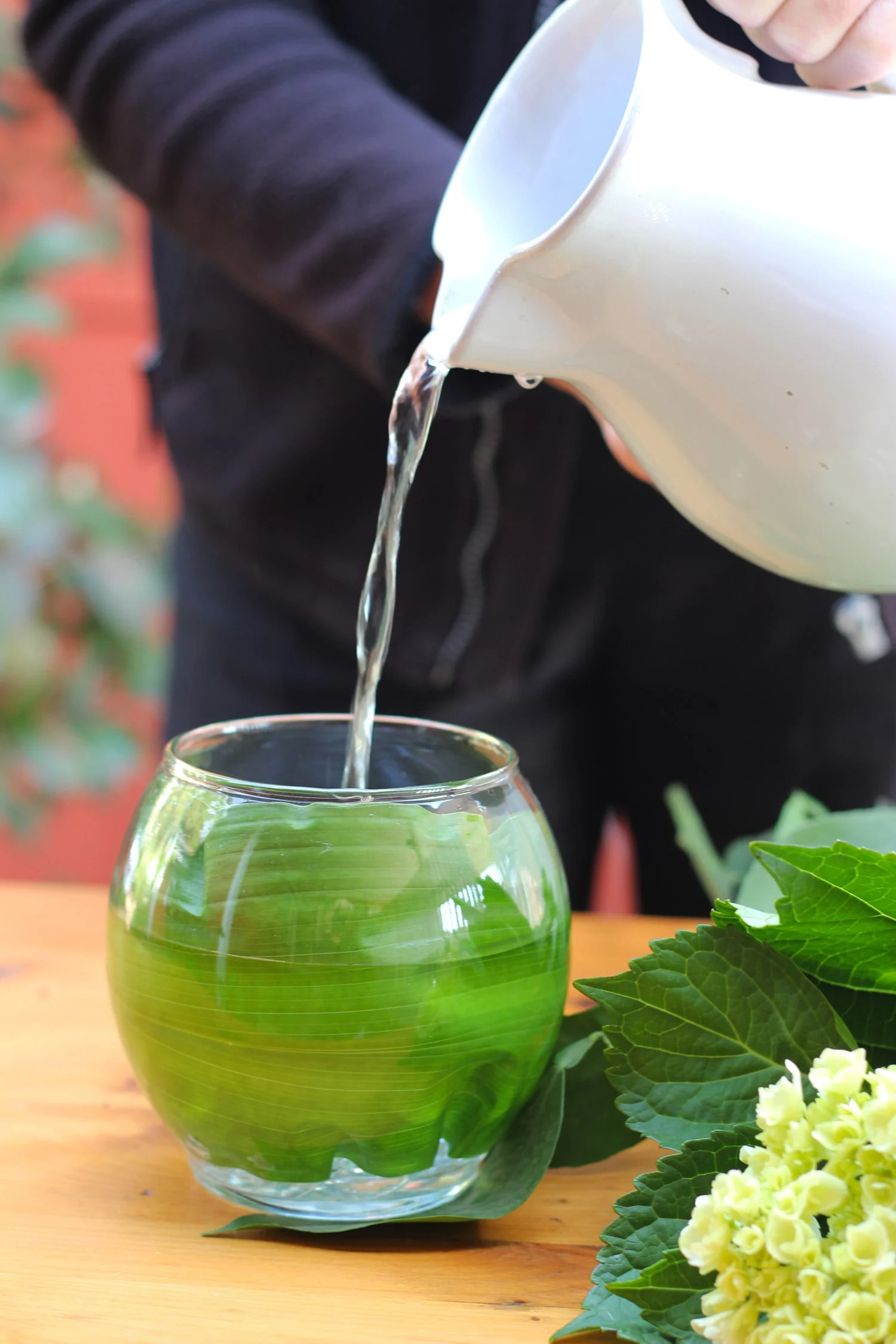 Pour water into vase to 1 inch below top.