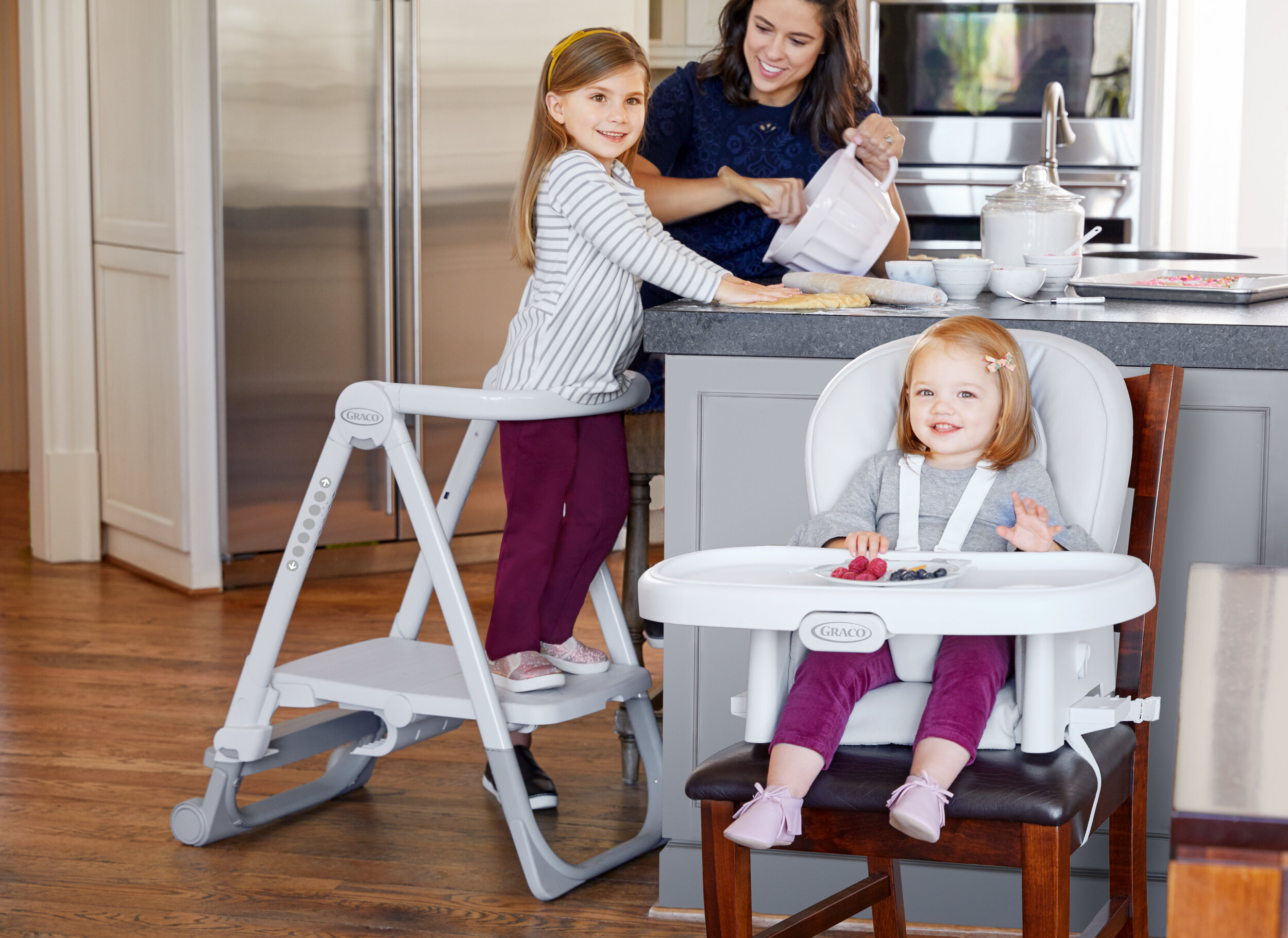 3AB00_Graco_EveryStep_Highchair_Seats_2_Kids_Kitchen_Lifestyle_1813[1].jpg