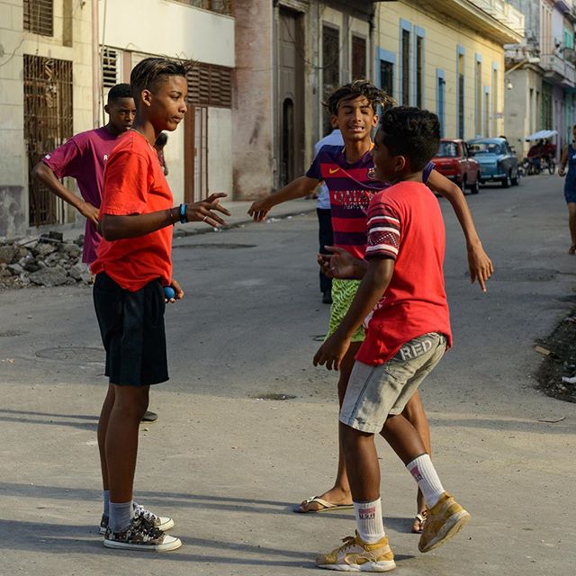 Sometimes the players come together to dispute a play, amicably resolving the disagreement. #cubanlife #cuba #havana #goinghome #centrohabana #streetphotography #streetlife #playinginthestreet #playingball