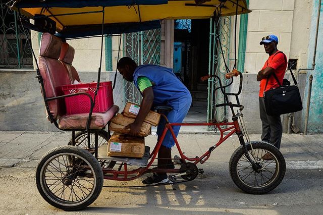 A bicycle taxi also doubles as a FedEx delivery van.  #cubanlife #goinghome #streetphotography #taxi #bicycle #bicycletaxi #centrohabana #delivery #havana #cuba