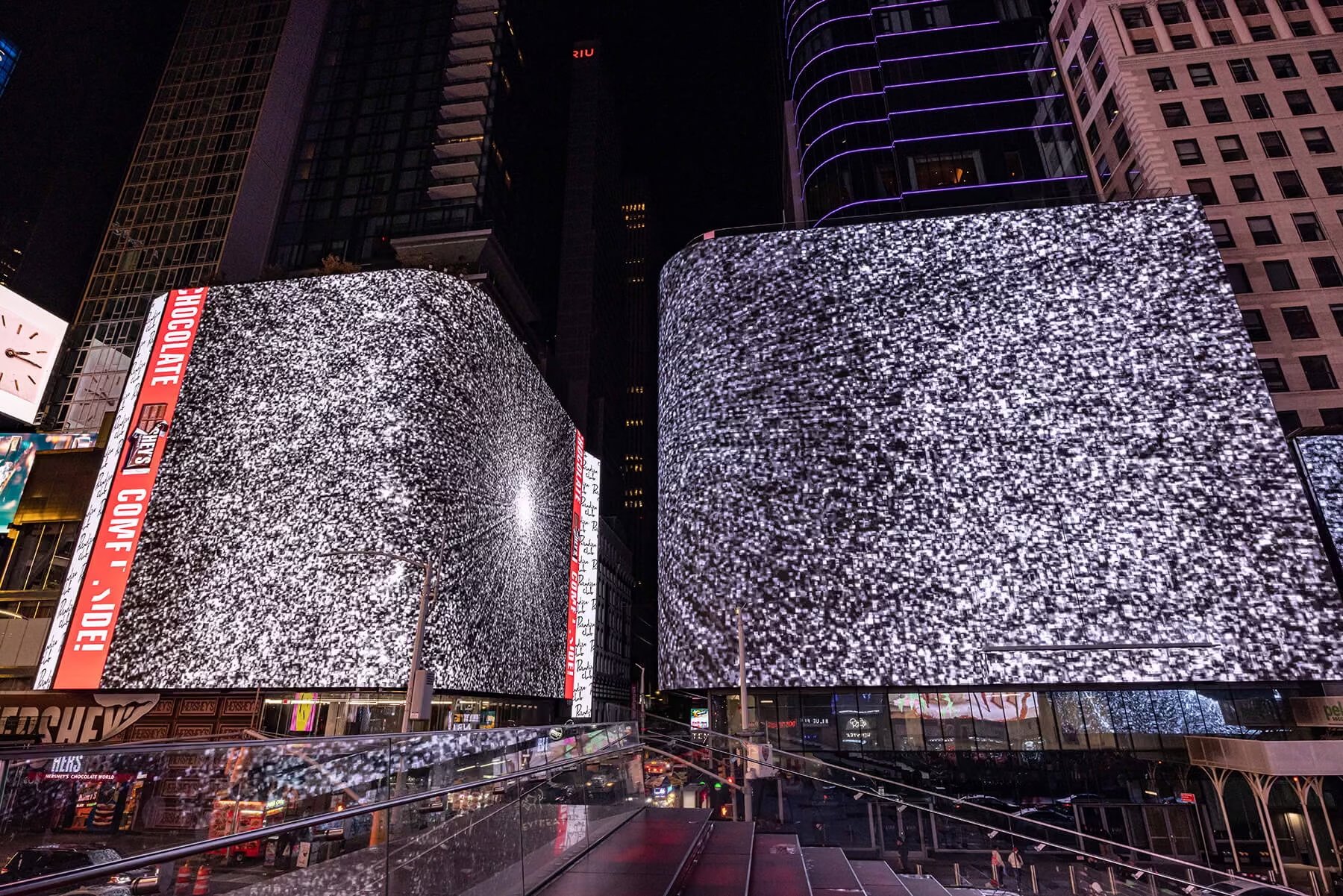 693201a81b01f86d327af627_pixel-dust-on-the-screens-4-photo-by-michael-hull copy.jpg