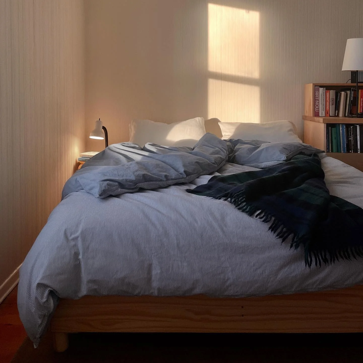 Pretty cozy spot for midwinter hibernation… catch up on a read or a snooze, in the bright light of the snow 🌝
All cabins have Queen beds with crisp down duvets, and a thoughtfully composed library of books. We drop rates for stays over two n