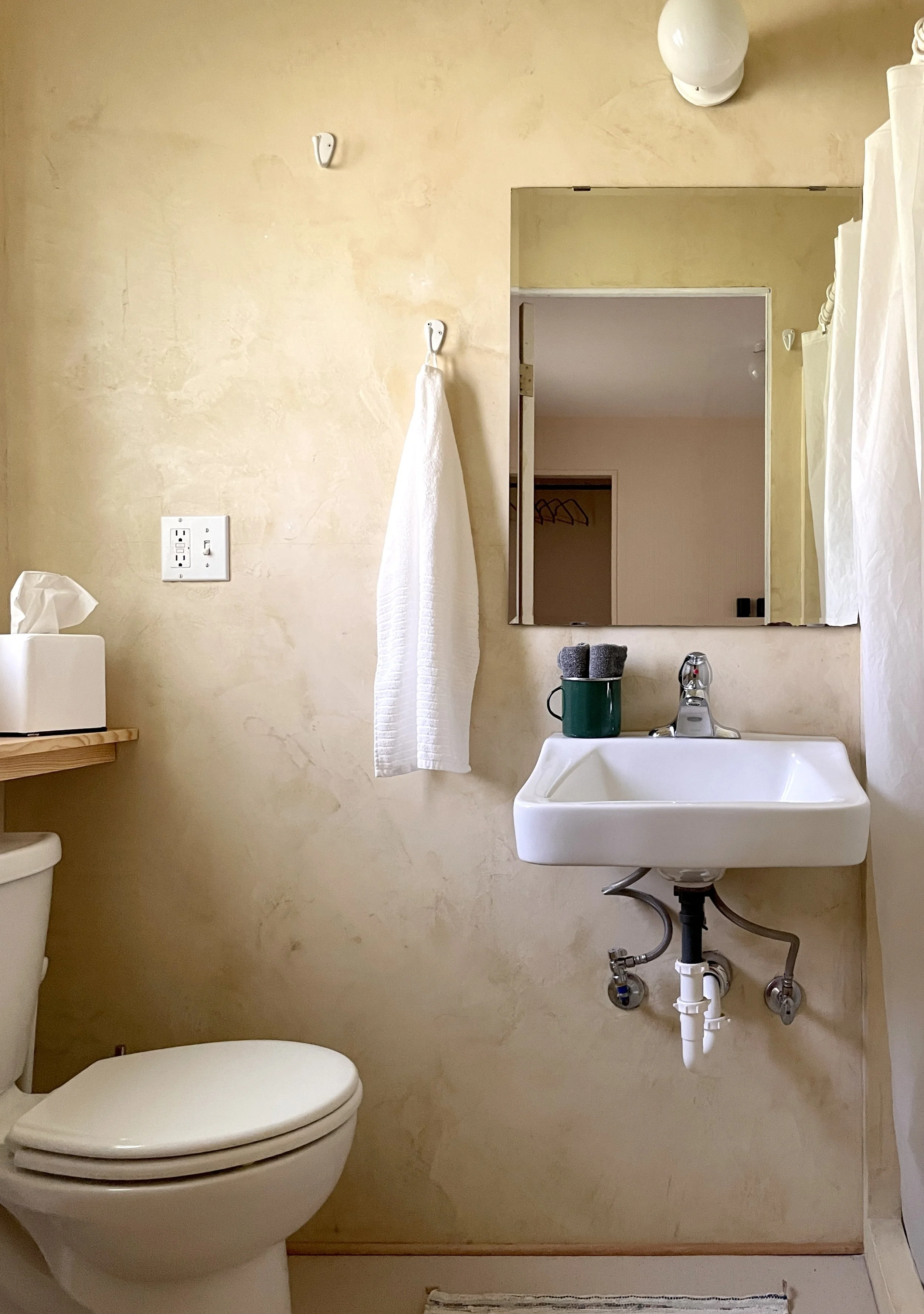Cabin 5-bath.jpg