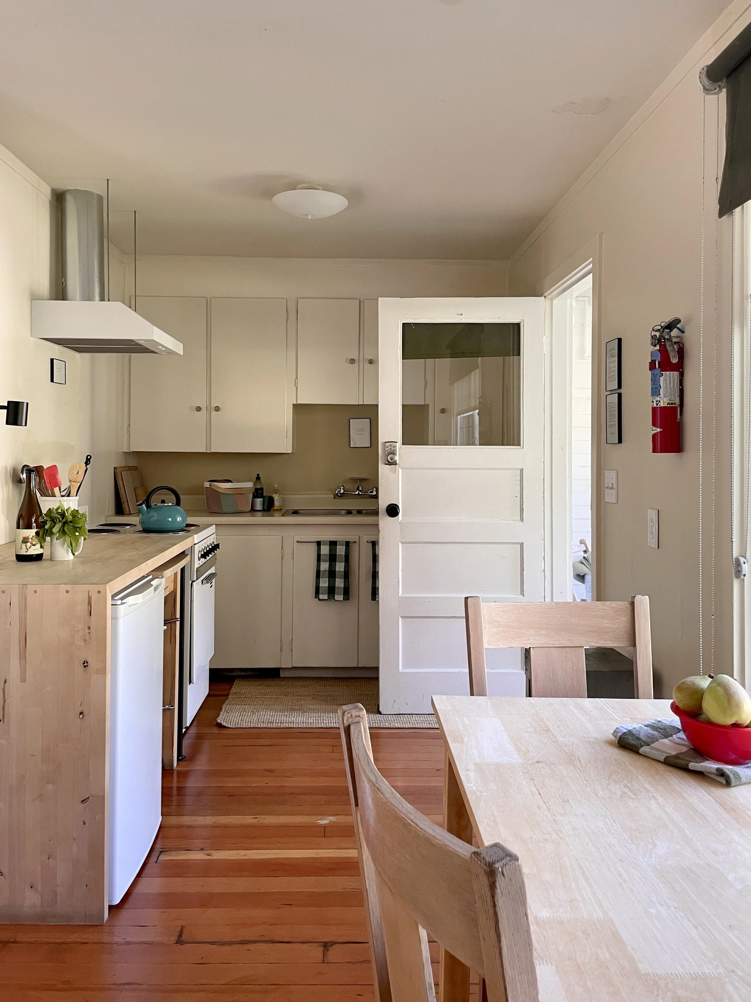 Cabin 4-kitchen 1.jpg