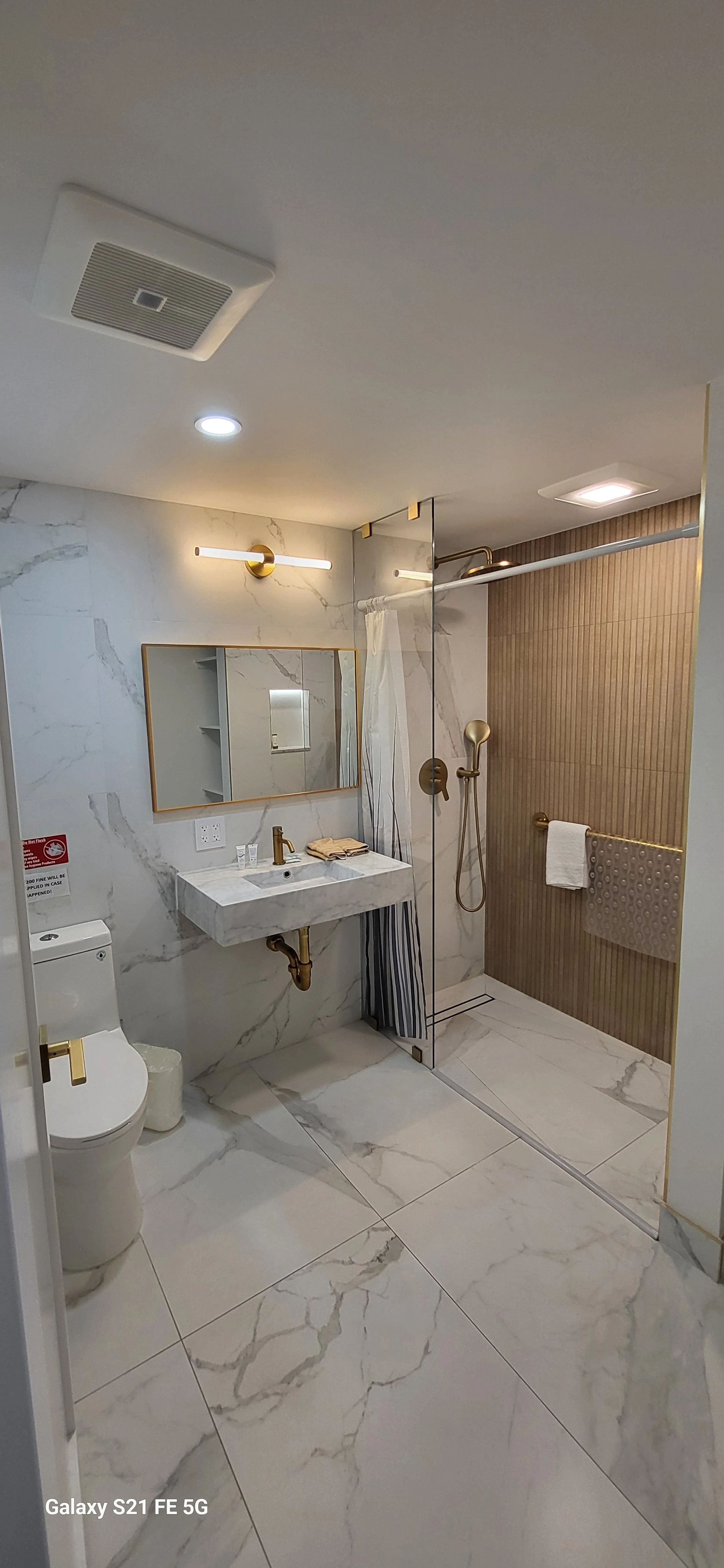BATHROOM 22 AND 23.jpg
