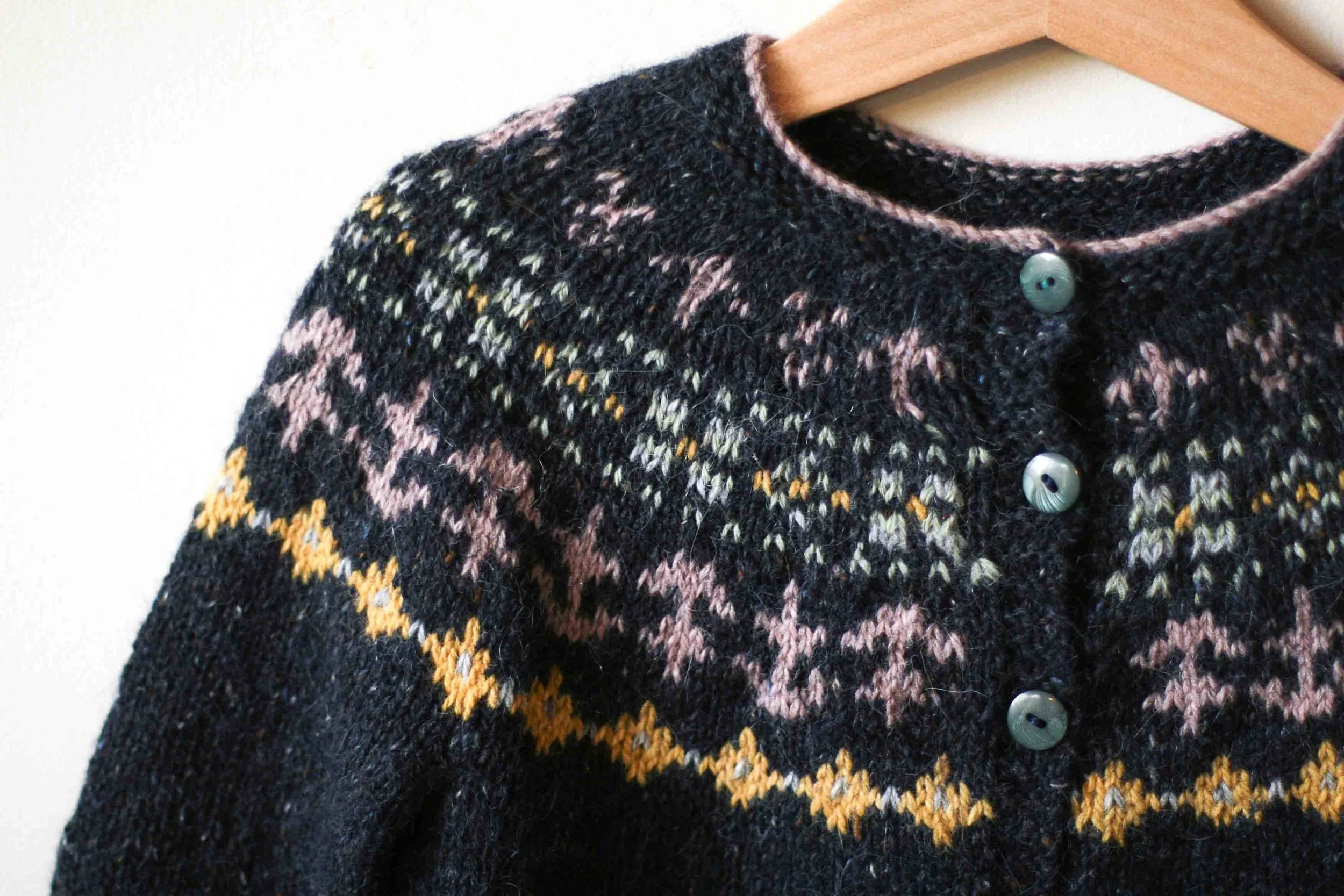 See that distortion in the top rows of colourwork. Again me ignoring rules I already know. Knit your colourwork as loosely as you can. Loose! Otherwise your work will distort. By the time I realised how bad it was I was too lazy to rip it out. The lovely Martine told me that she likes that row as it looks like old school Atari or Pacman. Not sure how I feel about this. But I left it in. And I learnt. Loose!