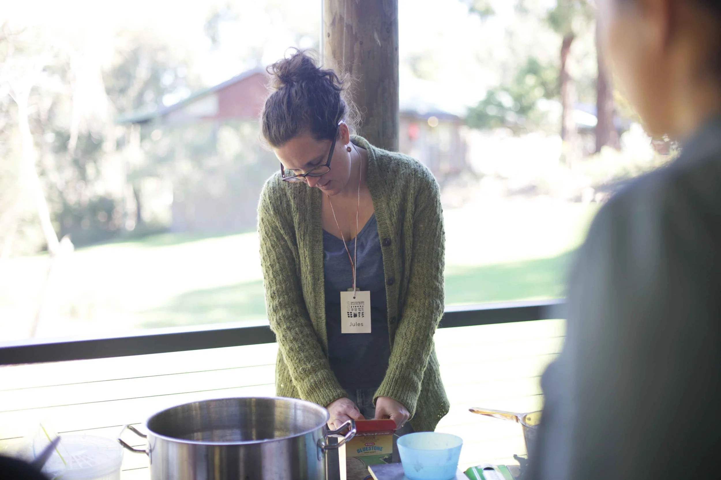 "25 colours from one natural dyepot" with Jules.