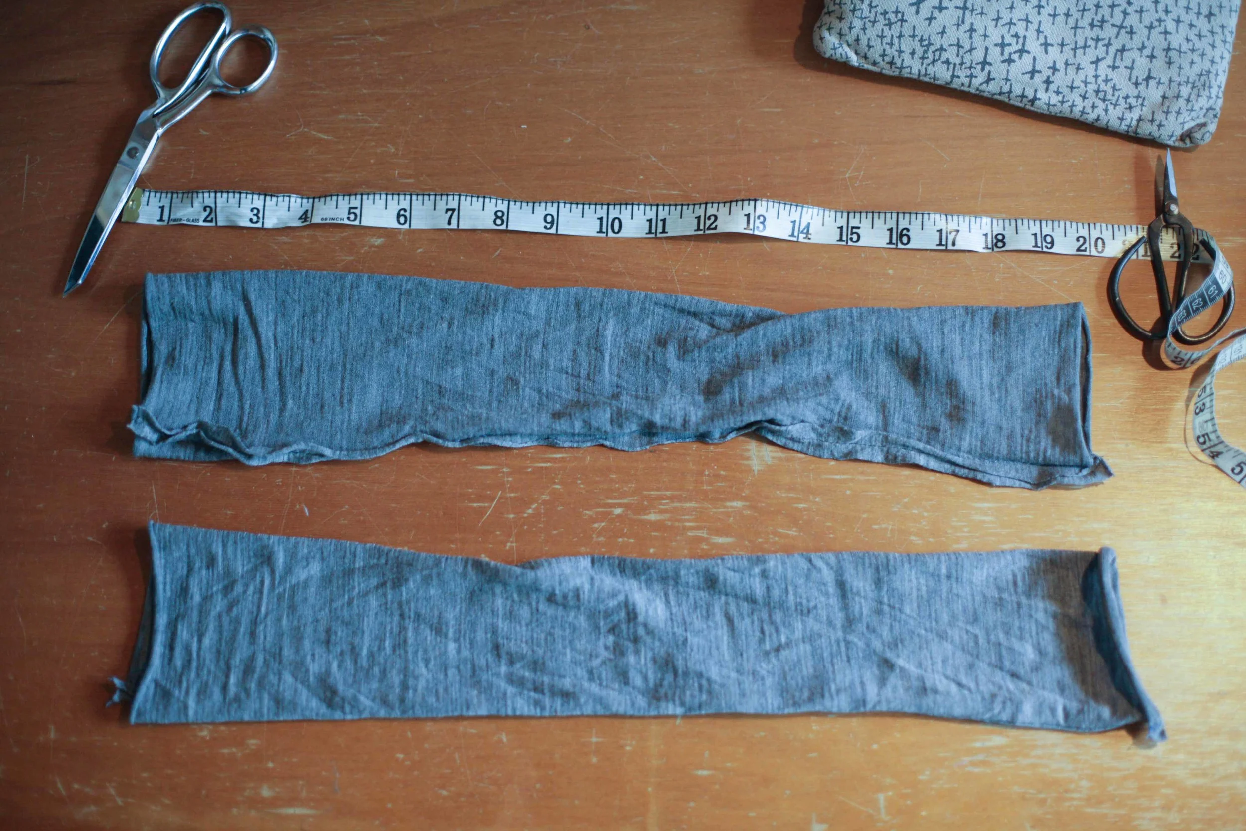 Mine are now a little stretched. They are about 20" long.