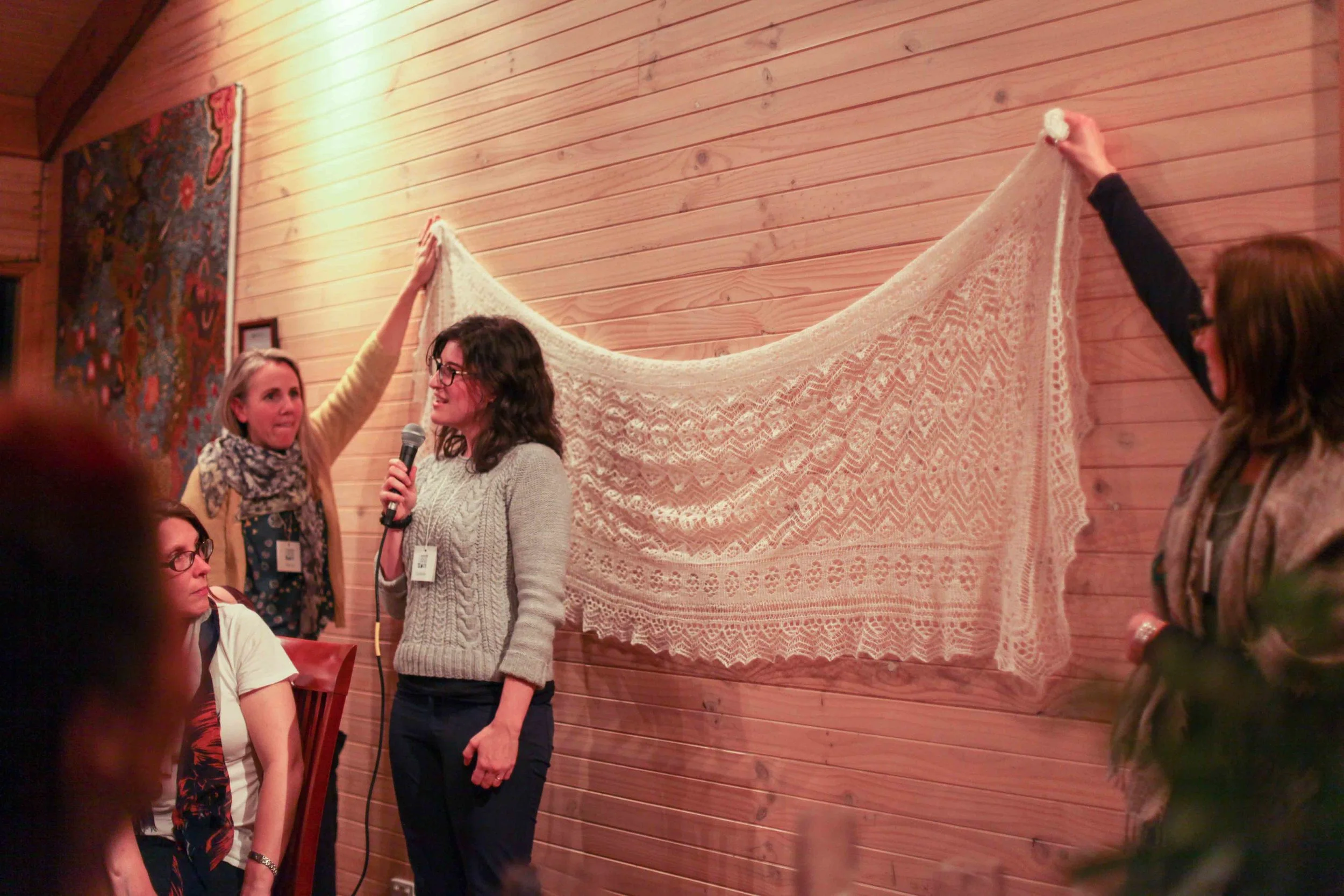 Ophelie introducing herself and showing us her magical wedding shawl.