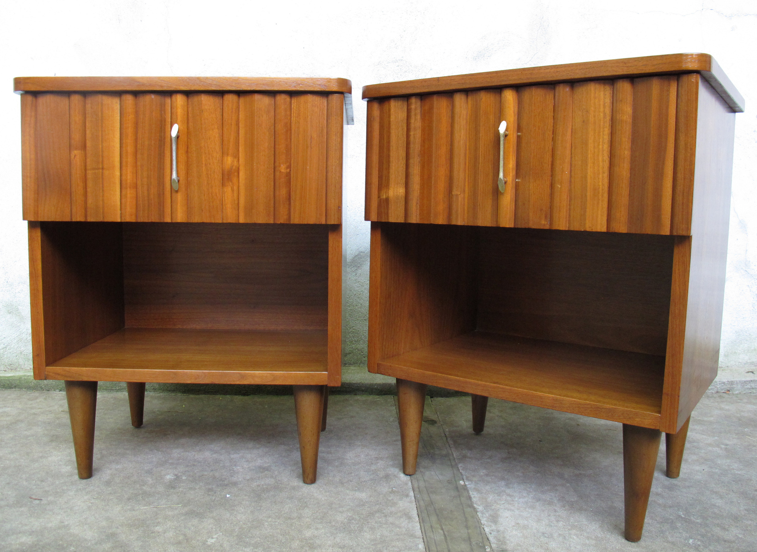 PAIR OF MID CENTURY WALNUT NIGHTSTANDS