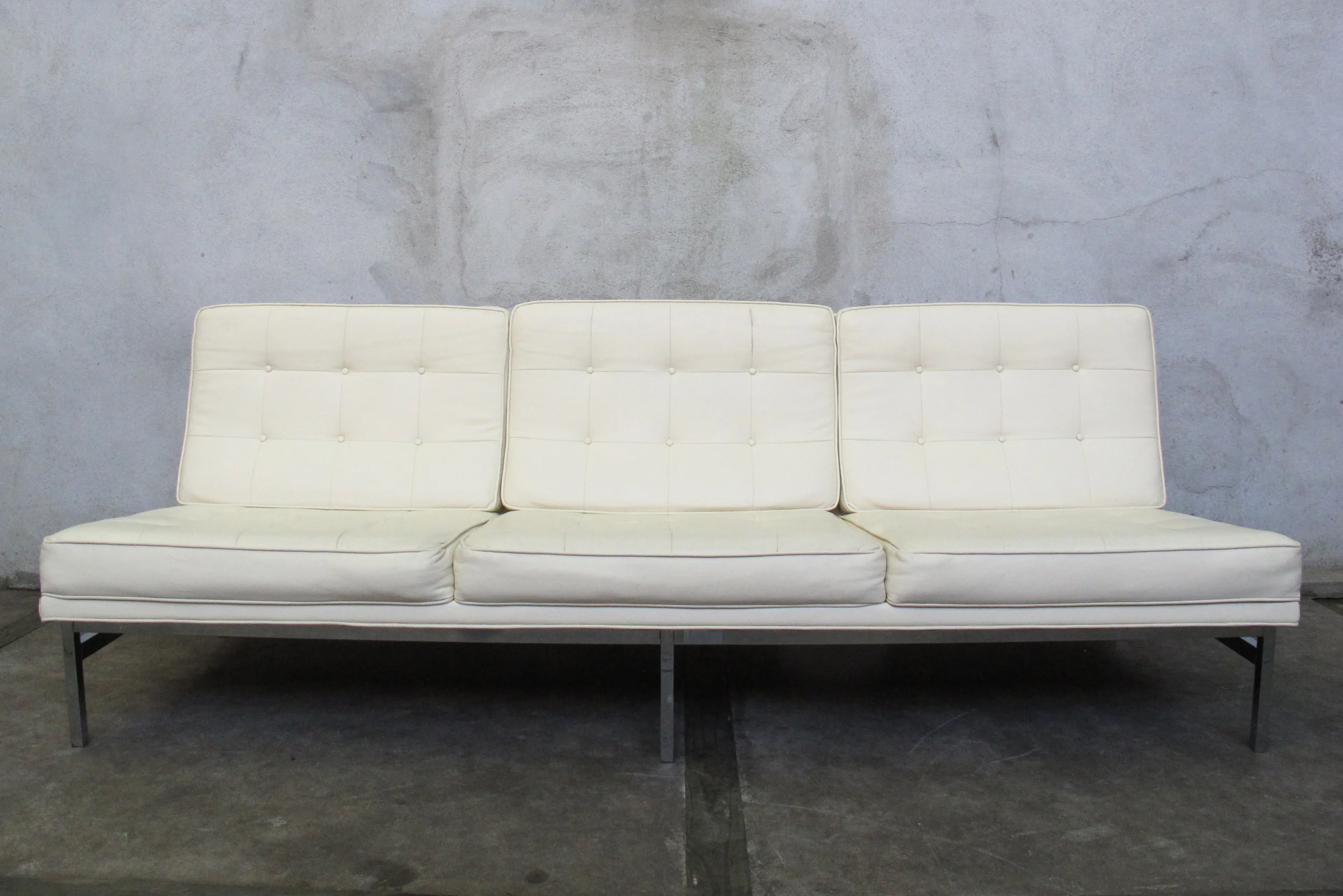 FLORENCE KNOLL "2553" WHITE LEATHER ARMLESS SOFA
