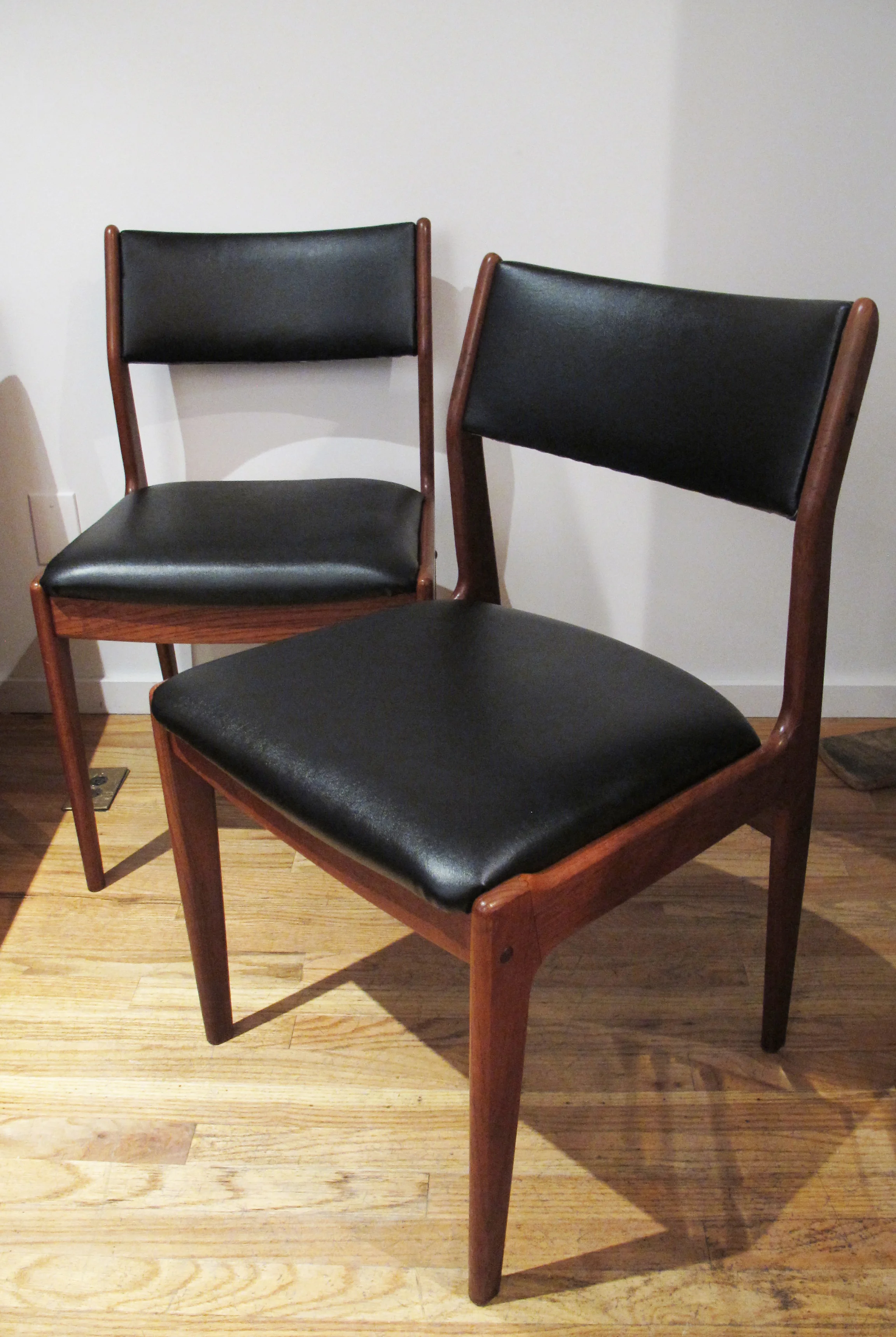 PAIR OF DANISH MODERN TEAK DINING SIDE CHAIRS