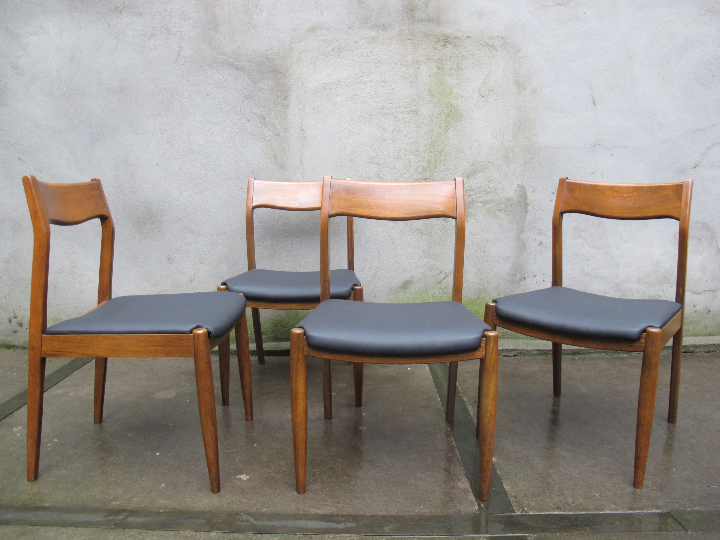 DANISH MODERN DINING CHAIRS AFTER ARNE VODDER