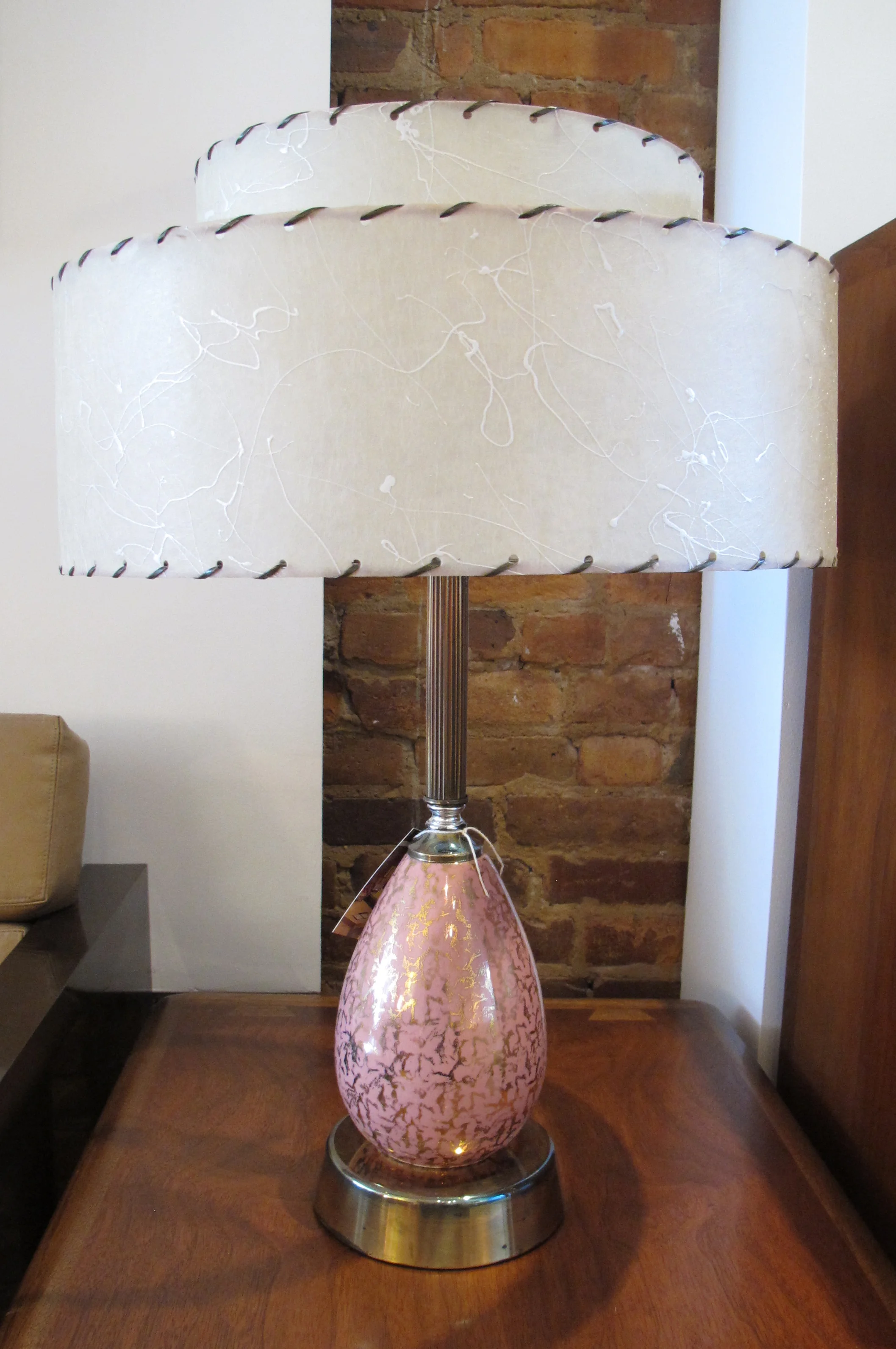 MID CENTURY PINK & GOLD ATOMIC LAMP WITH FIBERGLASS SHADE