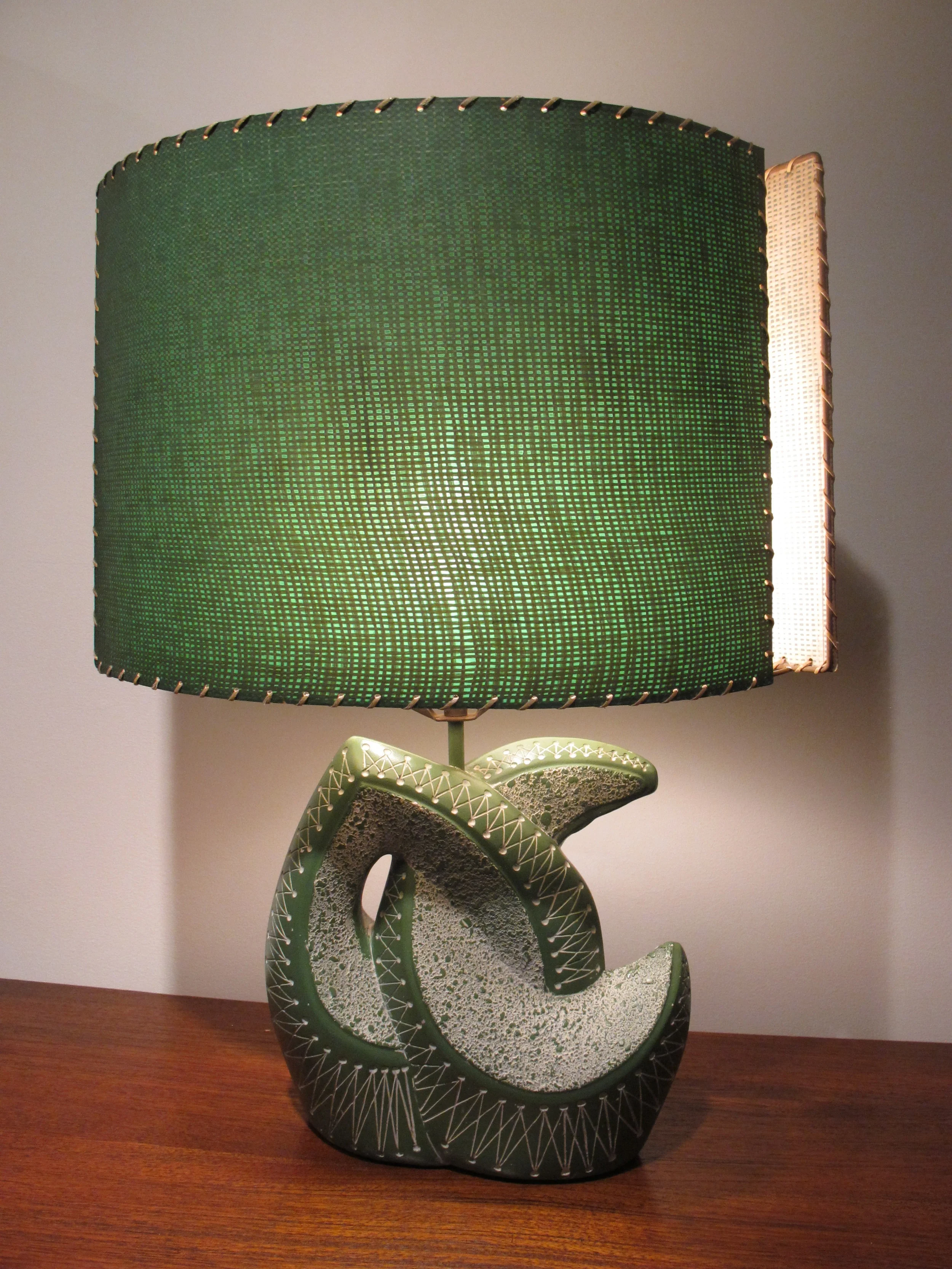 UNDULATING GREEN AND WHITE ATOMIC CHALKWARE LAMP BY F.A.I.P.