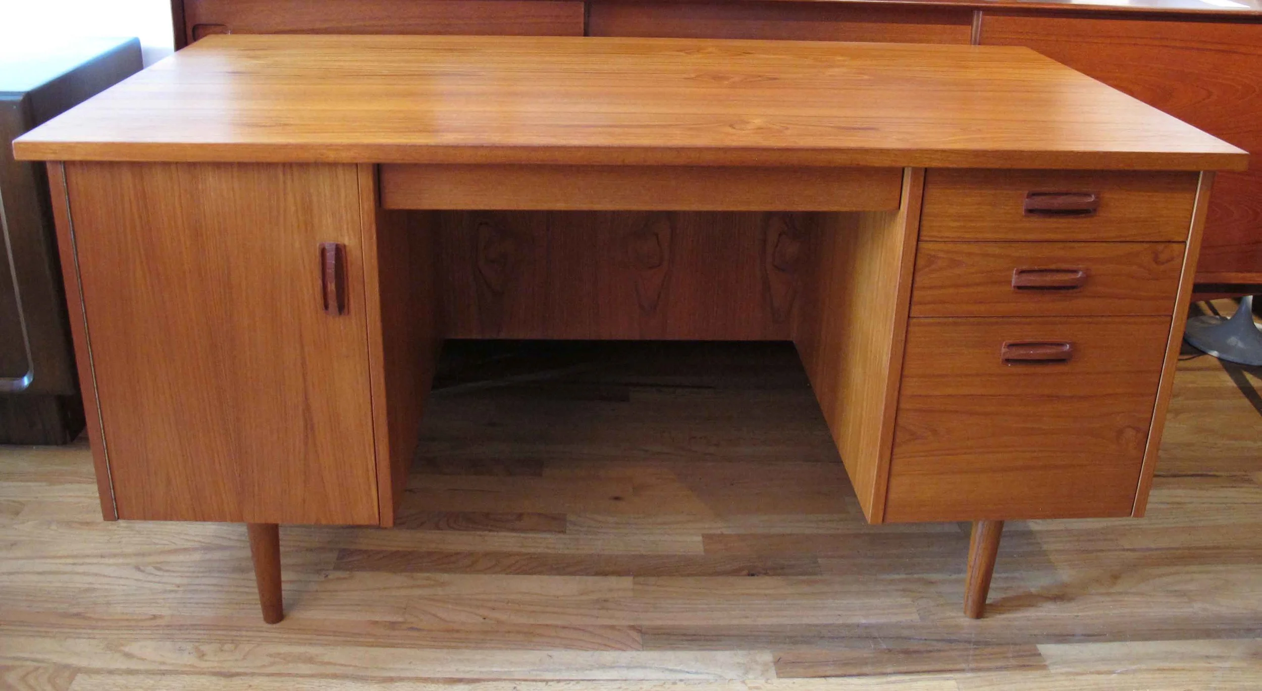 DANISH MODERN TEAK KNEEHOLE DESK