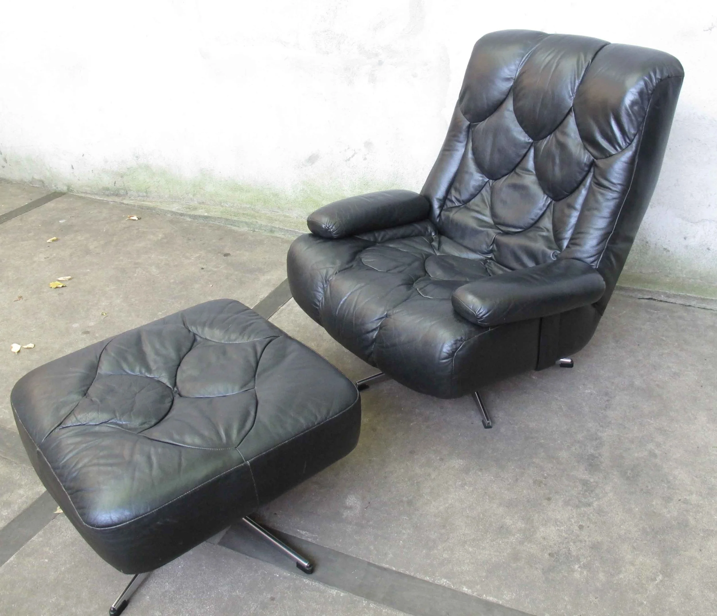 MID CENTURY LEATHER SWIVEL LOUNGE CHAIR & OTTOMAN BY SELIG
