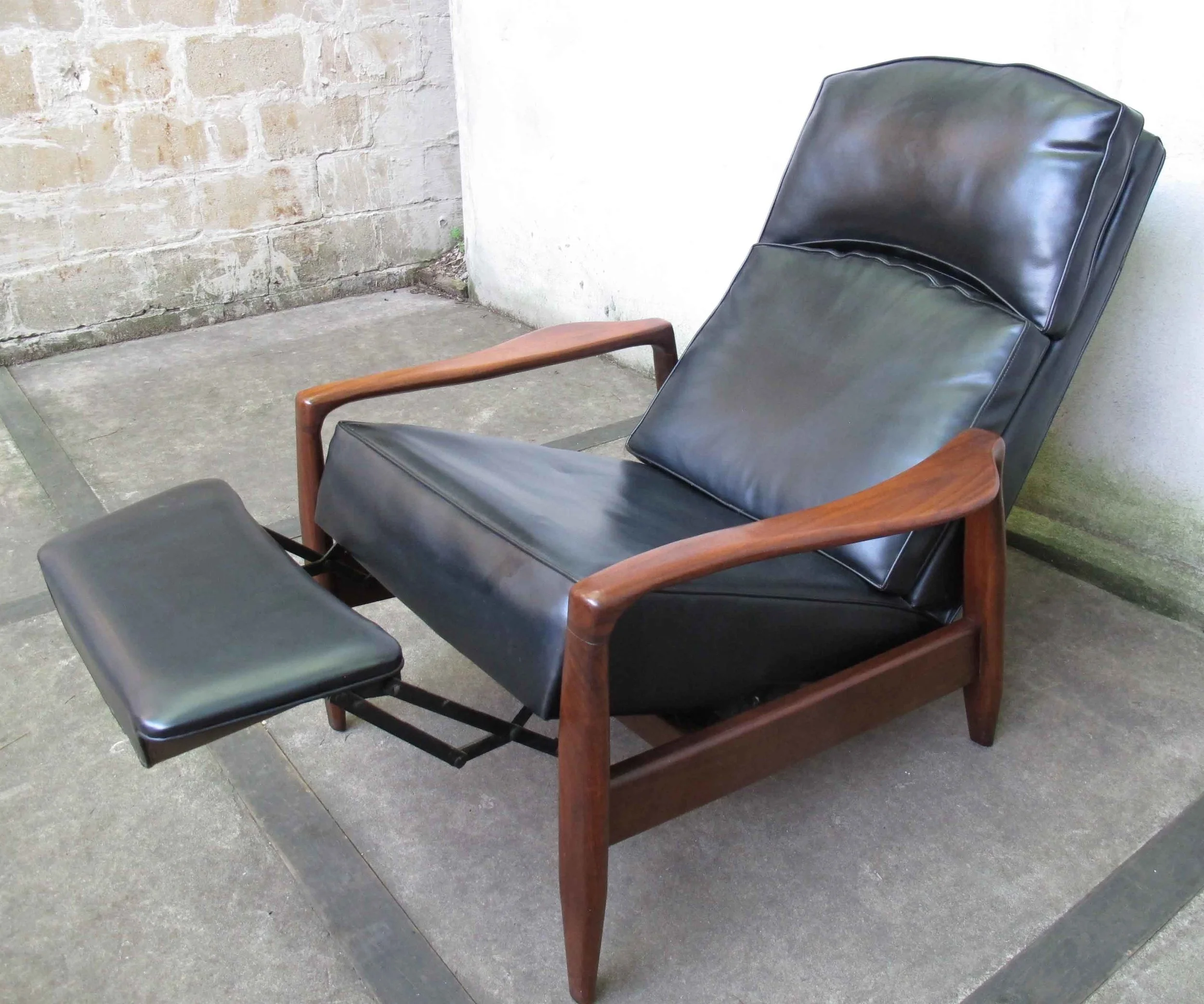 MID CENTURY RECLINING LOUNGE CHAIR AFTER MILO BAUGHMAN