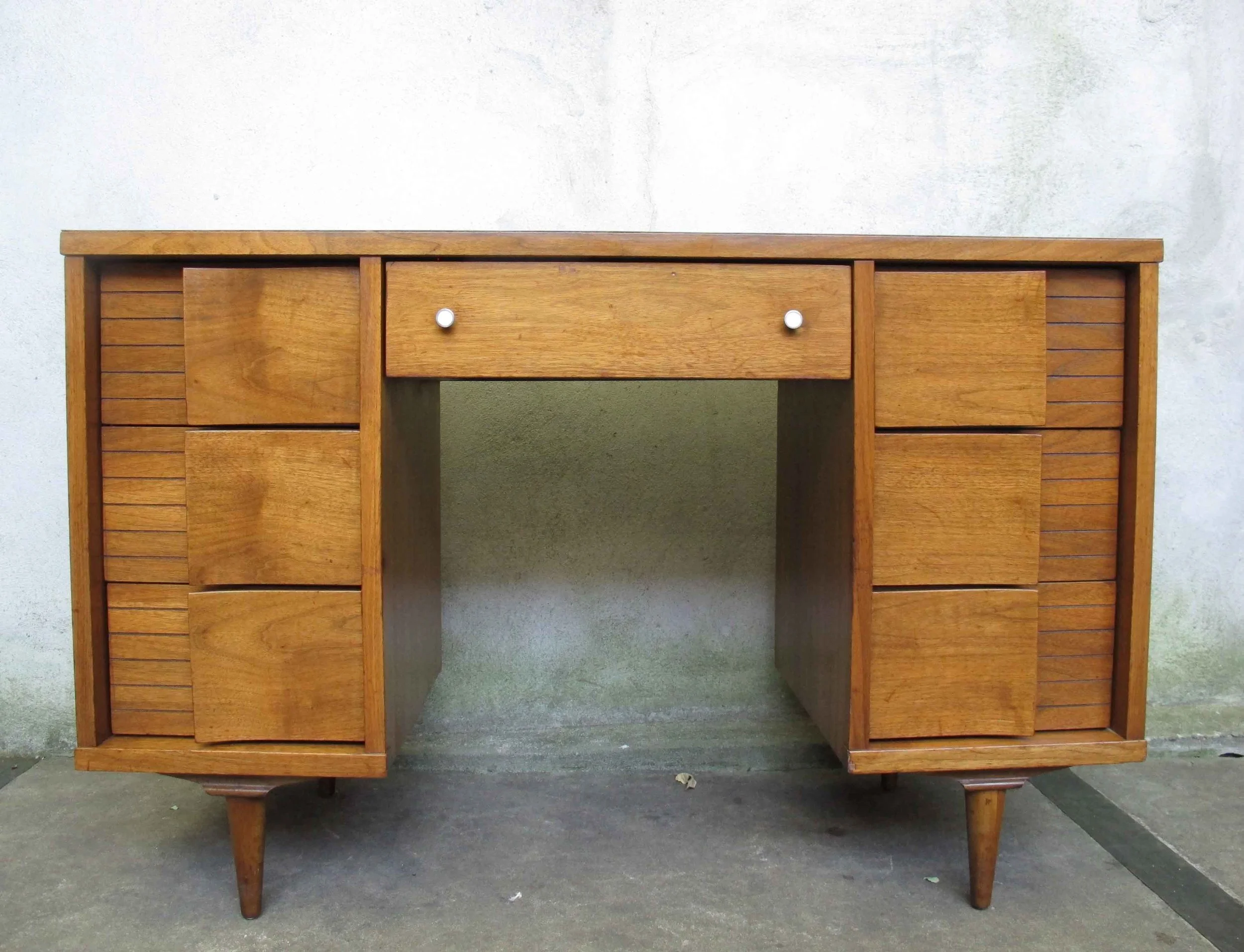 MID CENTURY KNEEHOLE DESK BY JOHNSON CARPER