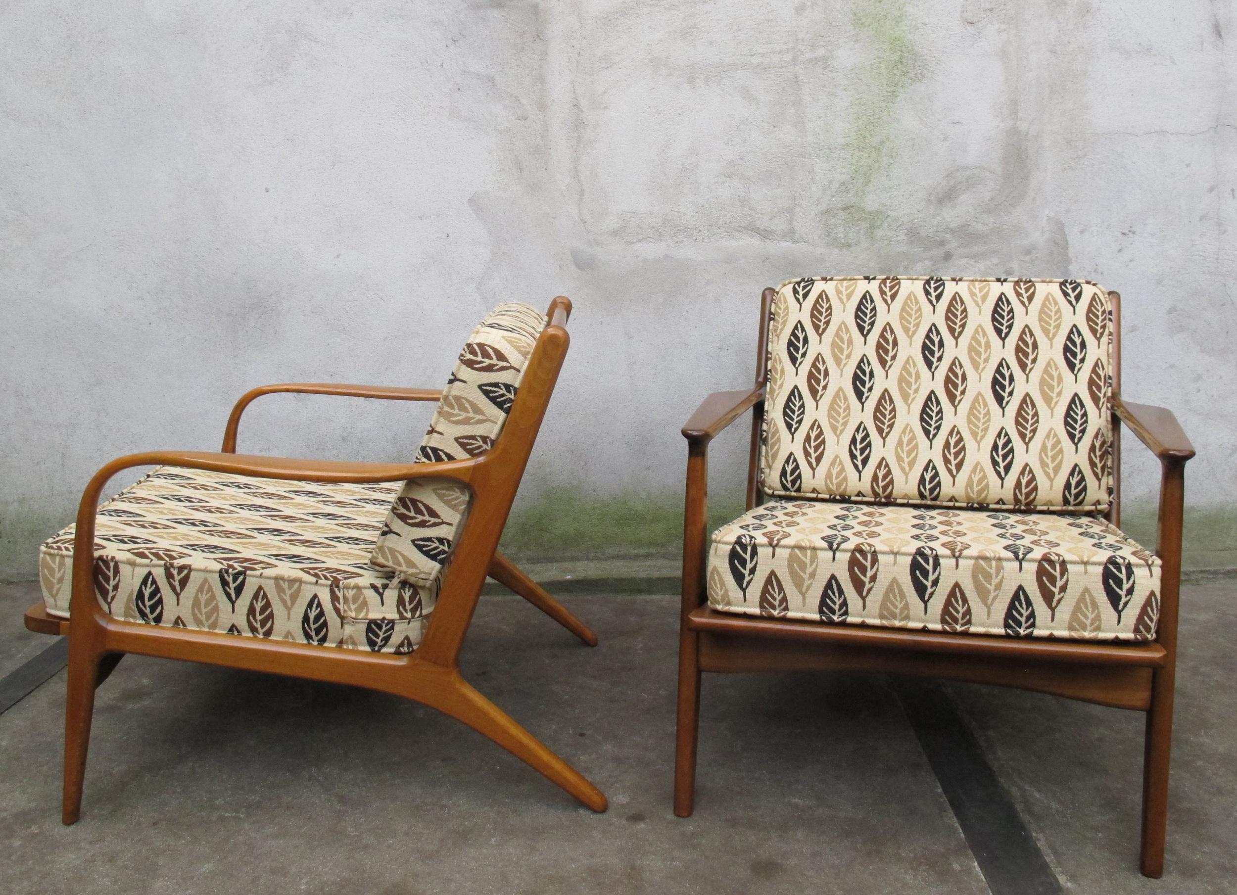 PAIR OF DANISH MODERN SCULPTED SPINDLE BACK LOUNGE CHAIRS