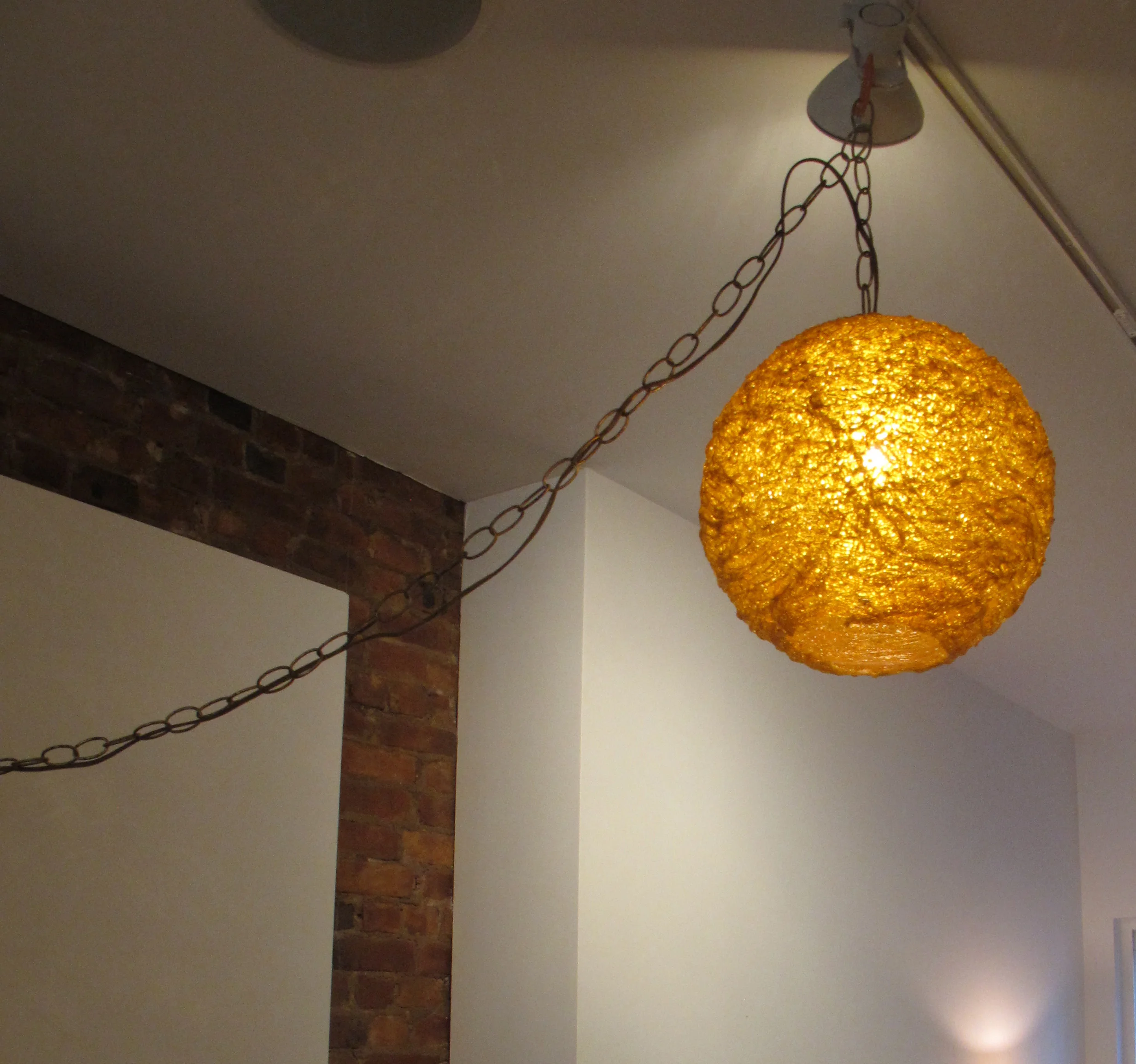 MID CENTURY AMBER ROUND SPAGHETTI PENDANT HANGING LAMP.