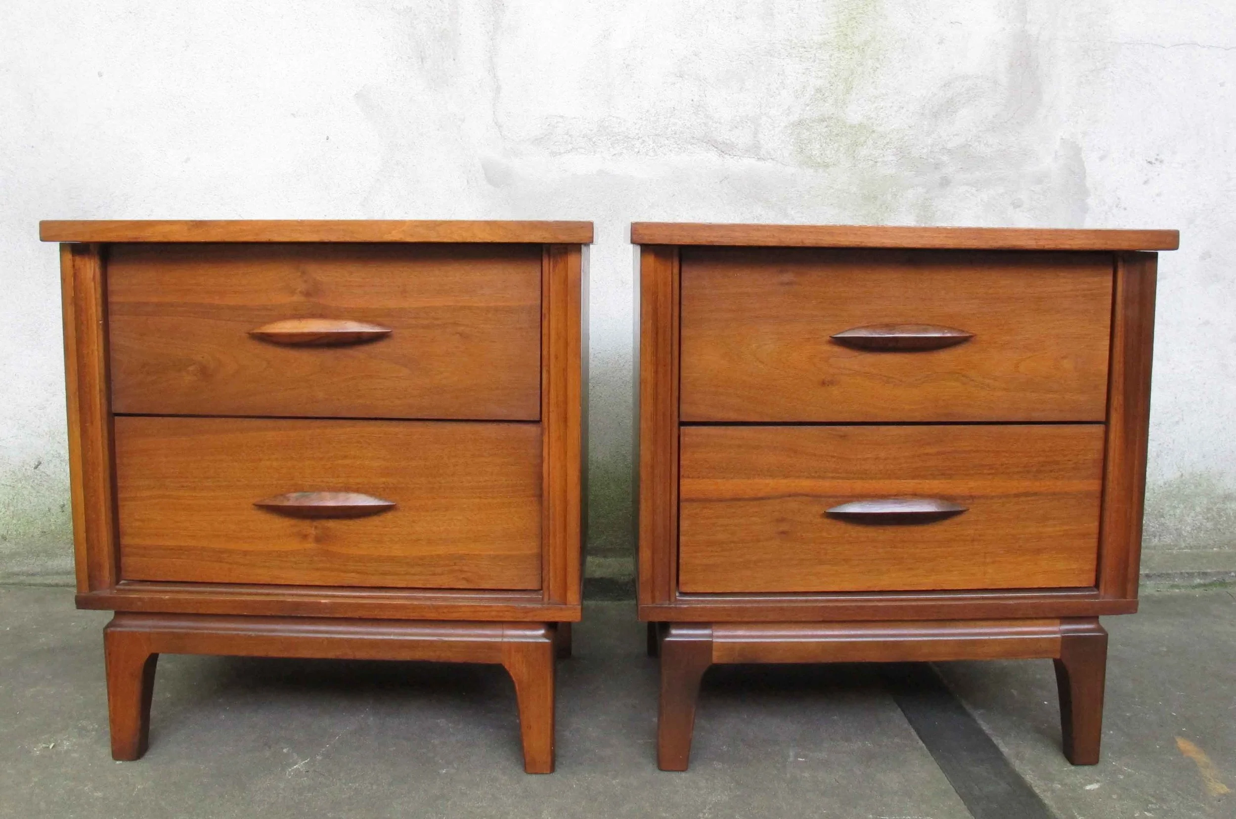 PAIR OF MID CENTURY SCULPTED WALNUT NIGHTSTANDS