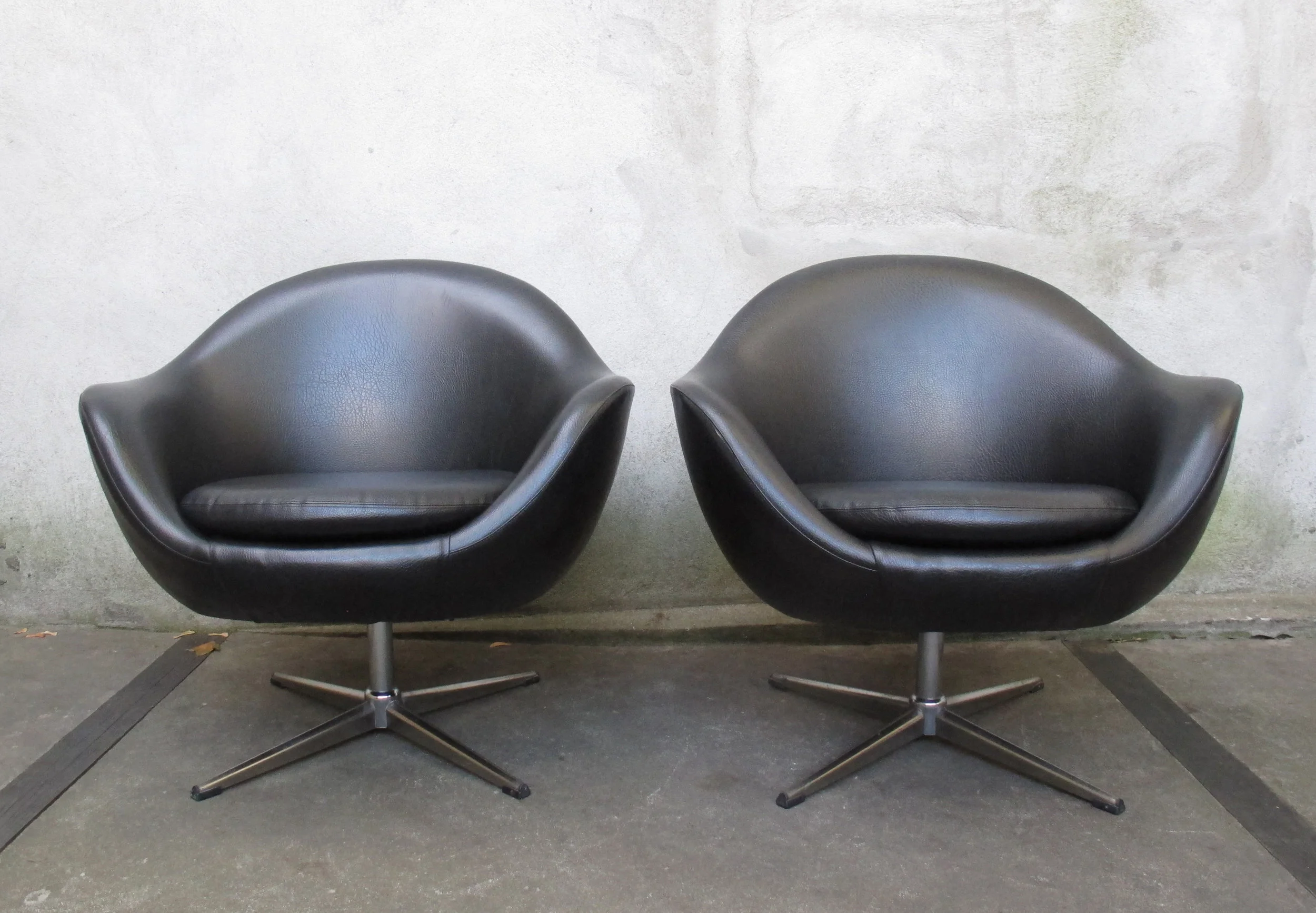 PAIR OF BLACK POD SWIVEL CHAIRS ATTRIBUTED TO OVERMAN