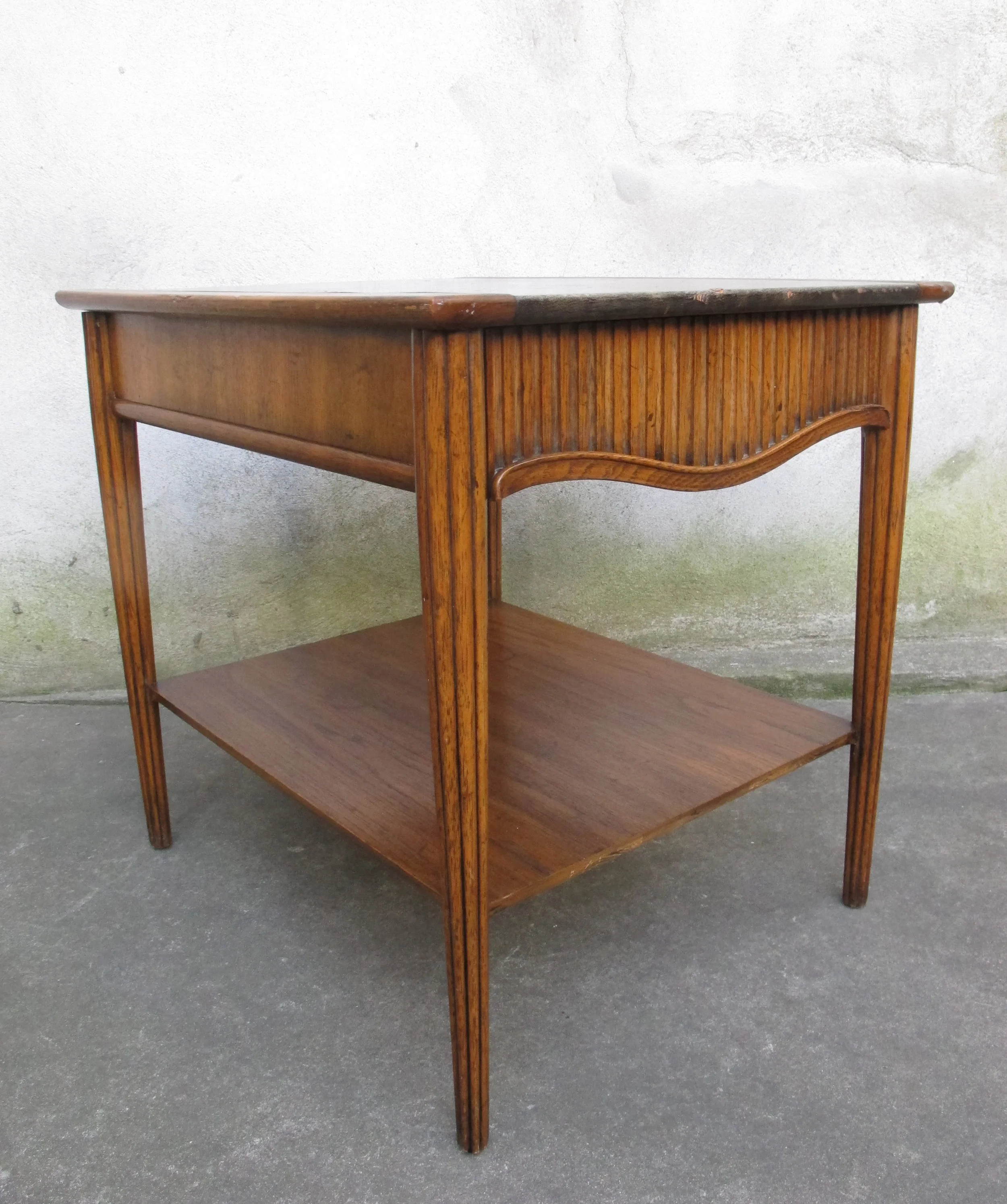 MID CENTURY TWO-TIER LEATHER TOP END TABLE BY HERITAGE