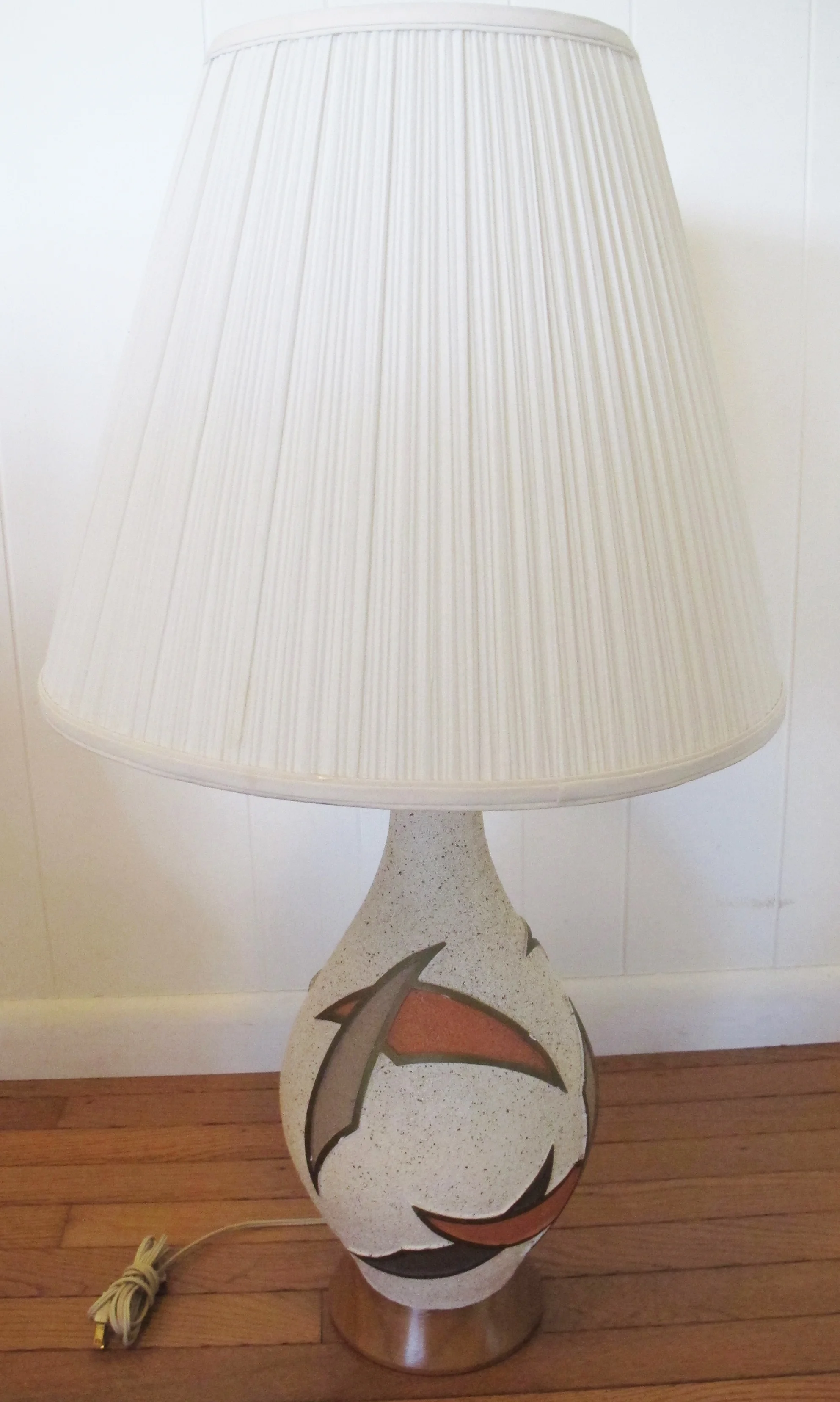 MID CENTURY CERAMIC LAMP WITH WOOD BASE