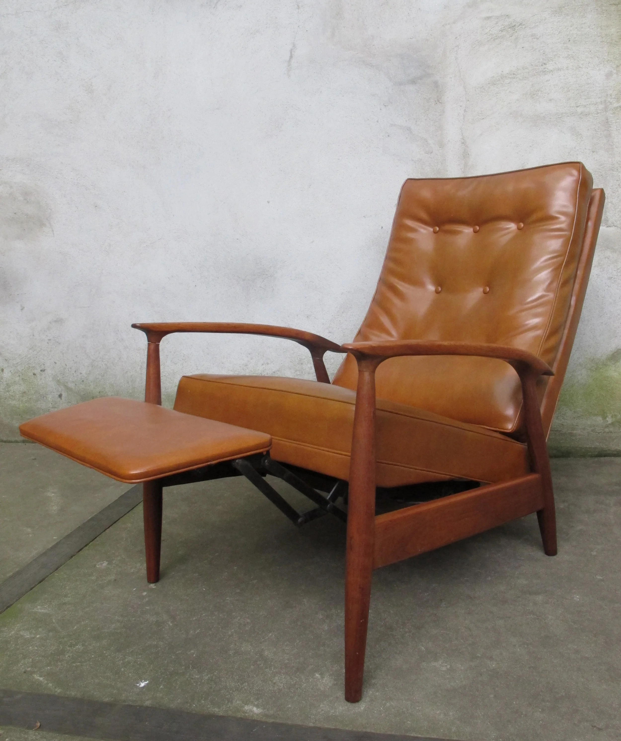 MID CENTURY RECLINER BY MILO BAUGHMAN