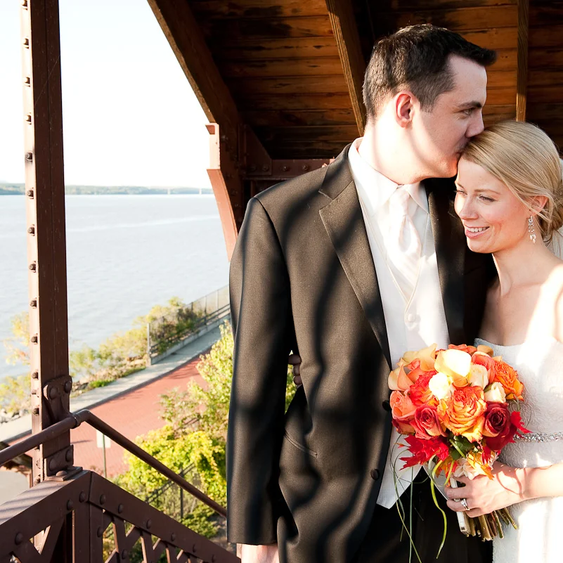 Sommer and Joe, Portrait overlooking train station