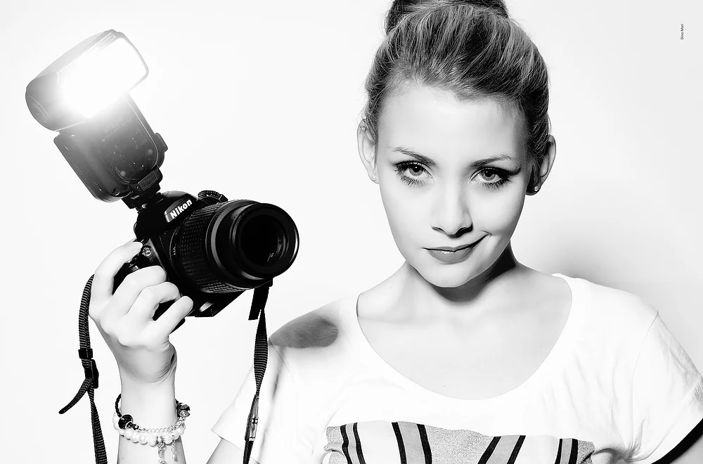 ... back to a single light source, standard reflector. Just lover her expression - D4 owners beware!