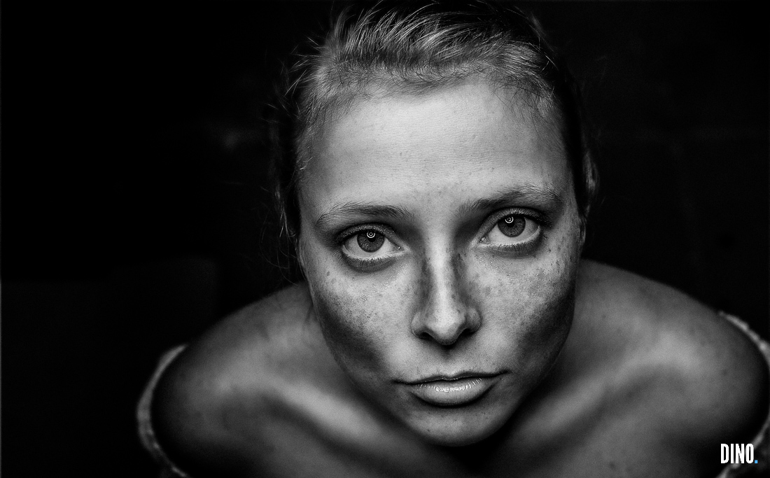 Wiebke b/w. Small Elinchrom Beauty-Dish, all silver. Feathered, gridded. ISO 200, 50mm 1,4 @ 5,6 +8xND, 1/250th.