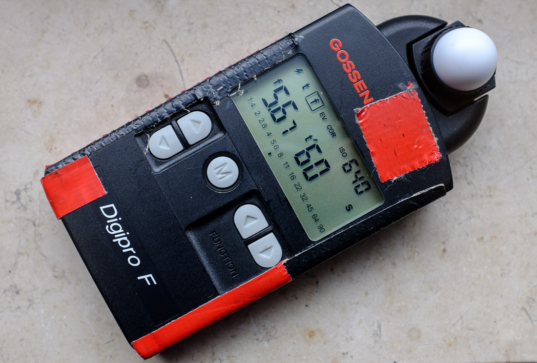 Gossen Digipro F. Hat schon einiges erlebt. Gaffa. Hier: ISO 640, 1/60 Sek - abgelesene Blende: f/7.1 ( f/5.6 "7" entspricht 5.6 plus zwei Drittel Blenden, also f/7.1).